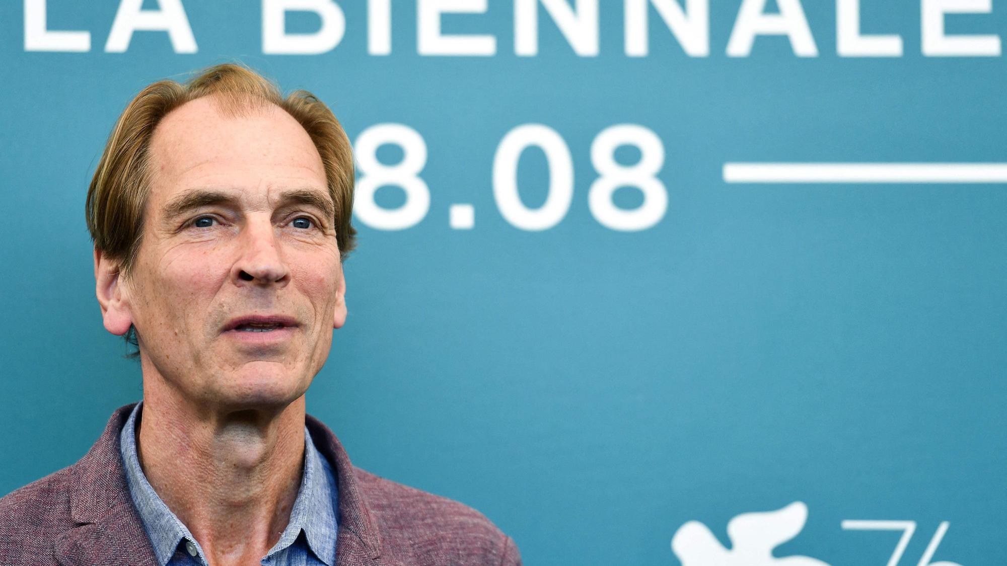 Schauspieler Julian Sands steht auf dem roten Teppich der Biennale. Der Brite wird nach einer Wanderung am Mount Baldy in den USA sei mehreren Wochen vermisst. (Archivbild)