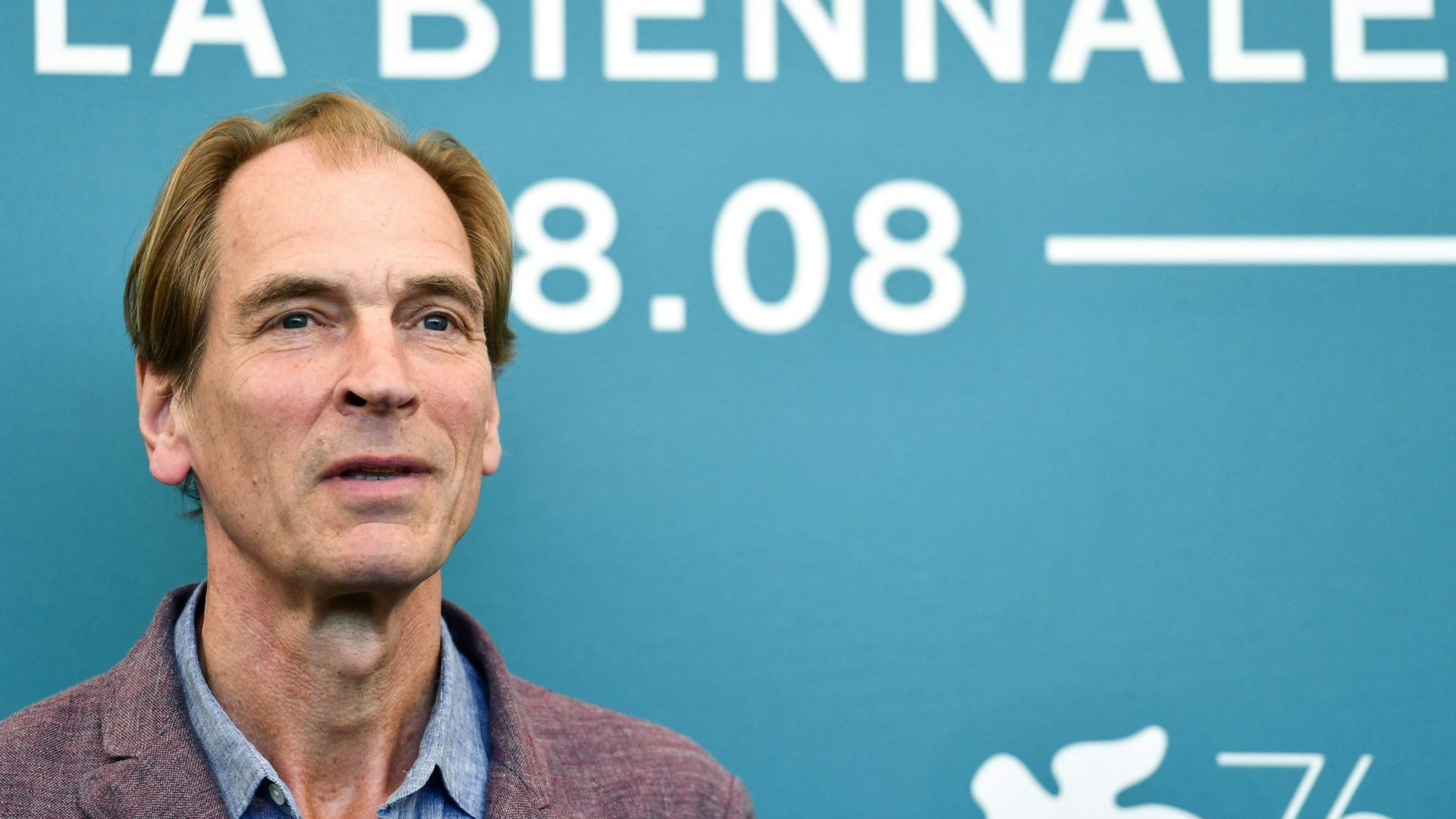 Schauspieler Julian Sands steht auf dem roten Teppich der Biennale. Der Brite wird nach einer Wanderung am Mount Baldy in den USA sei mehreren Wochen vermisst. (Archivbild)