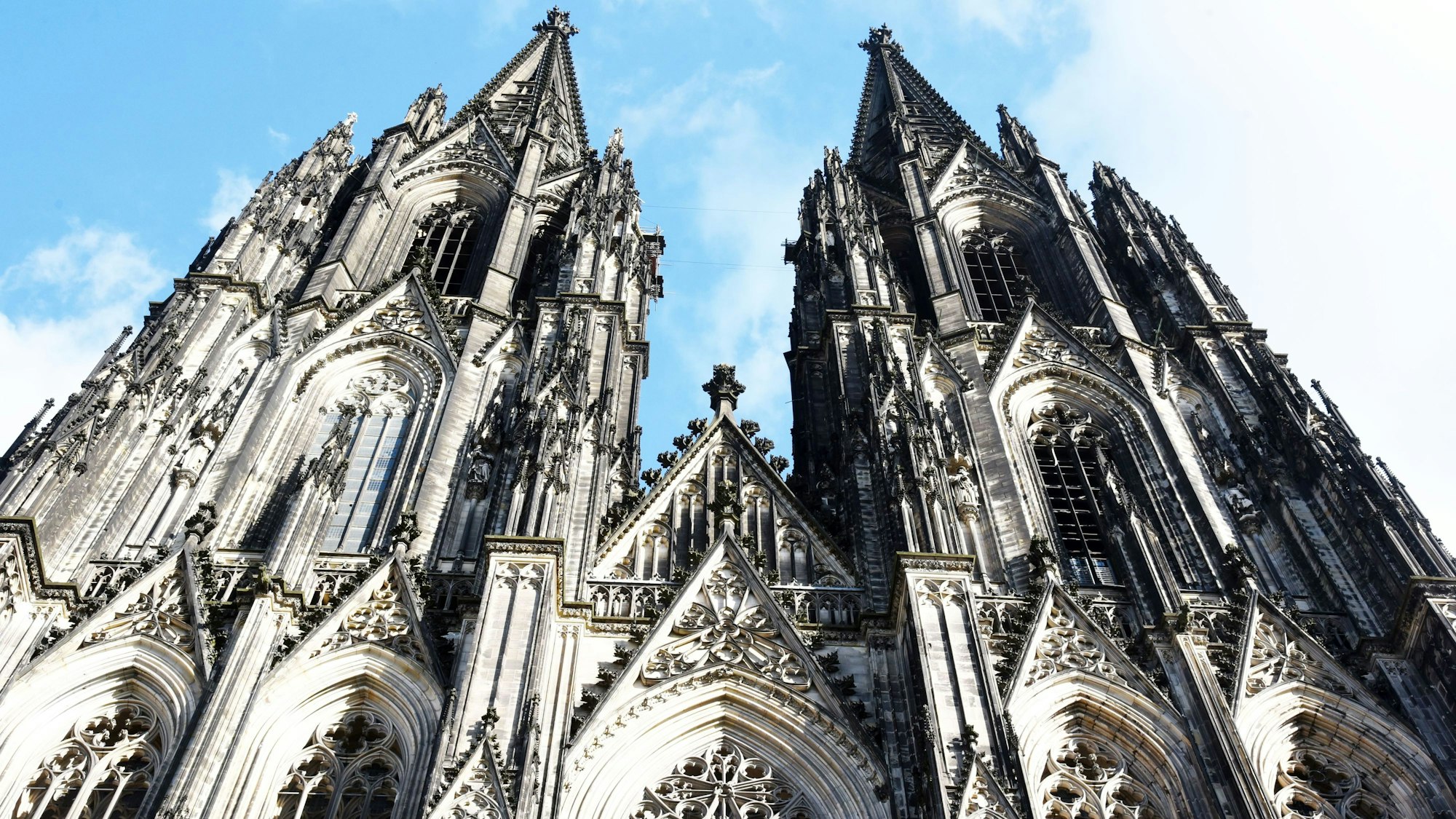 Dom ohne Gerüste bei Sonnenschein.