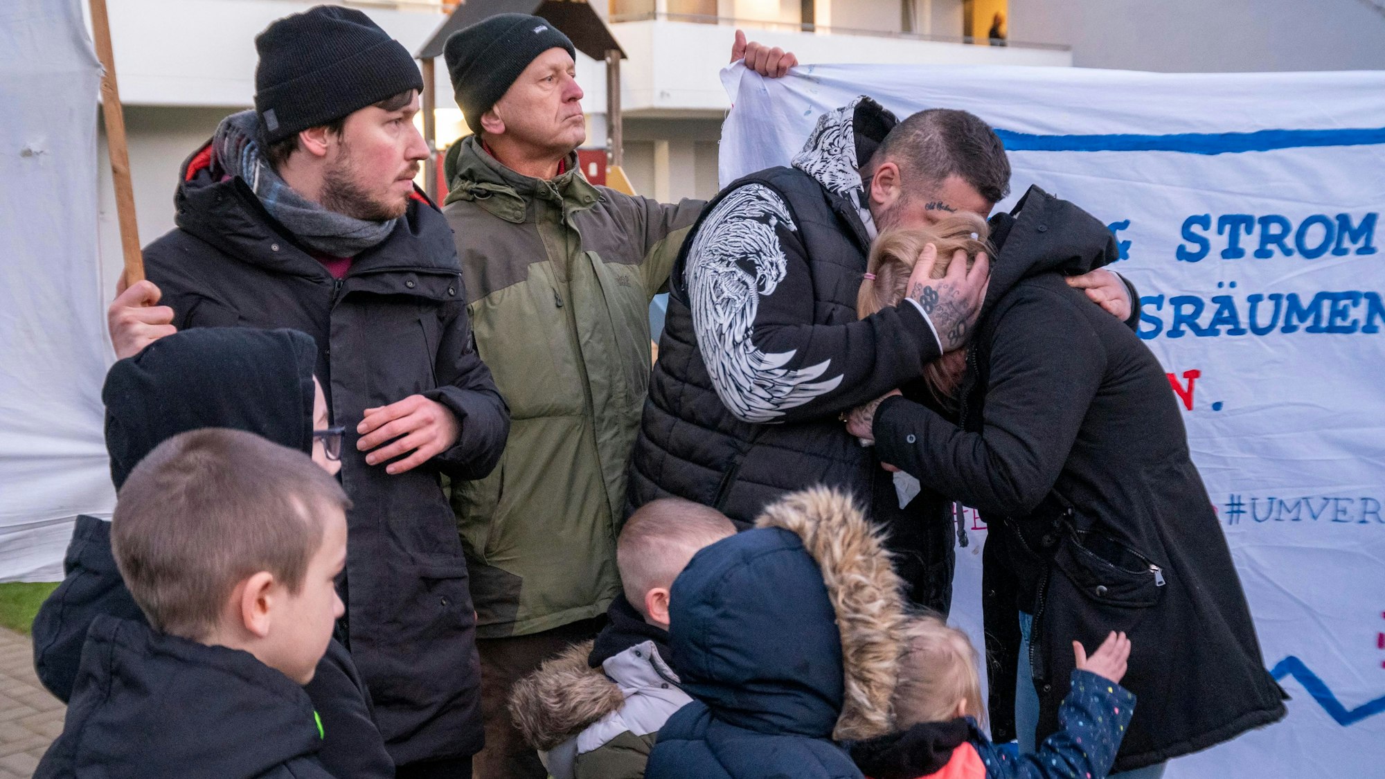 Familie W. nach der Zwangsräumung ihrer Wohnung am 17. Januar, gemeinsam mit Protestierenden.