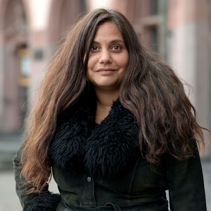 Die Autorin Mithu Sanyal schaut in die Kamera.