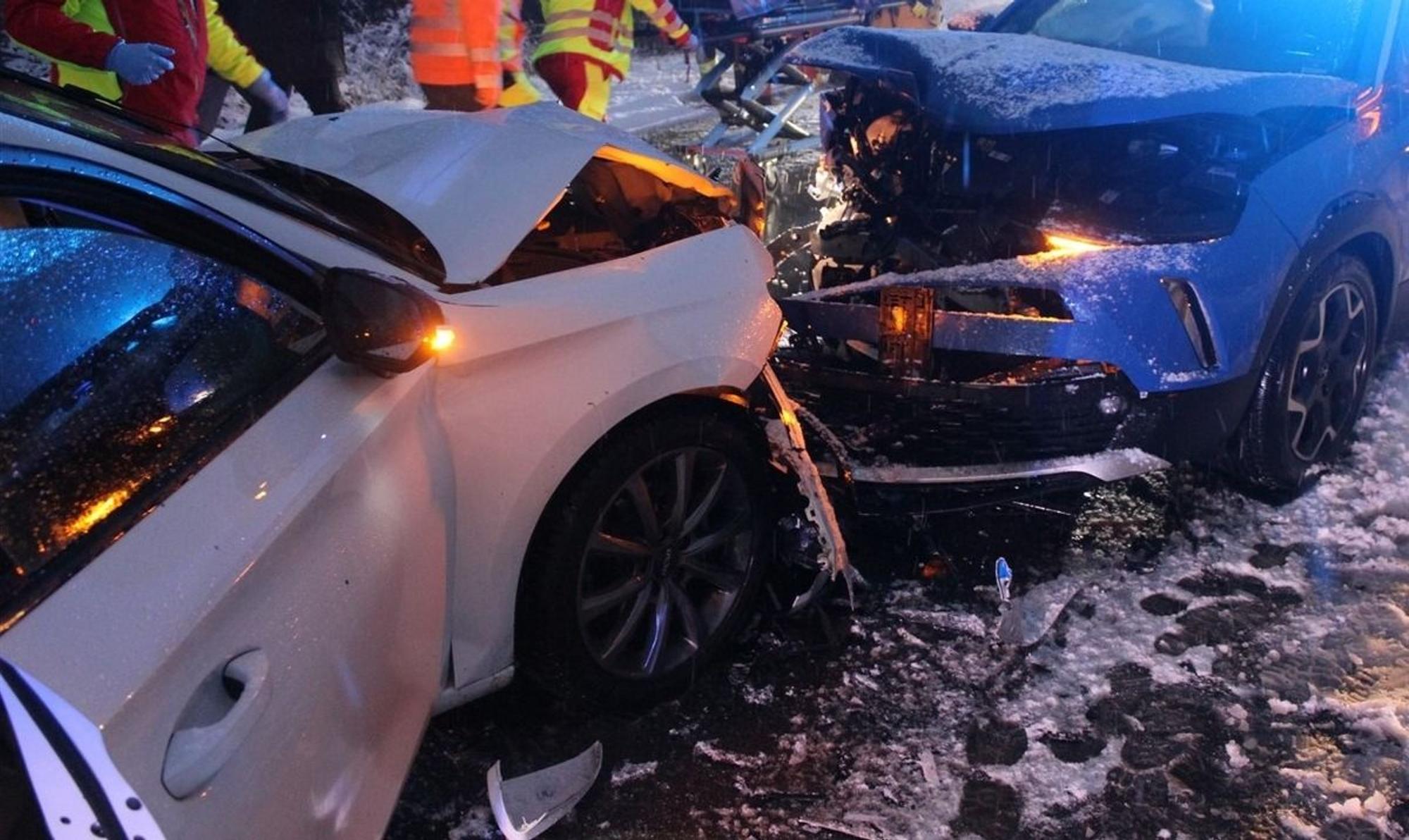 Zwei schwer beschädigte Autos stehen sich gegenüber.