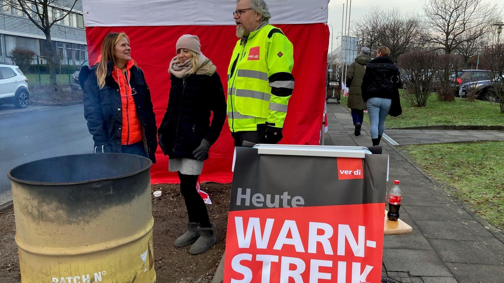 Warnstreik Verdi vor dem Briefzentrum in Frechen am Freitag.