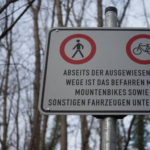 Das Foto zeigt ein Verbotsschild im Brüggener Wäldchen. Darauf ist das Wort Mountainbike falsch geschrieben.
