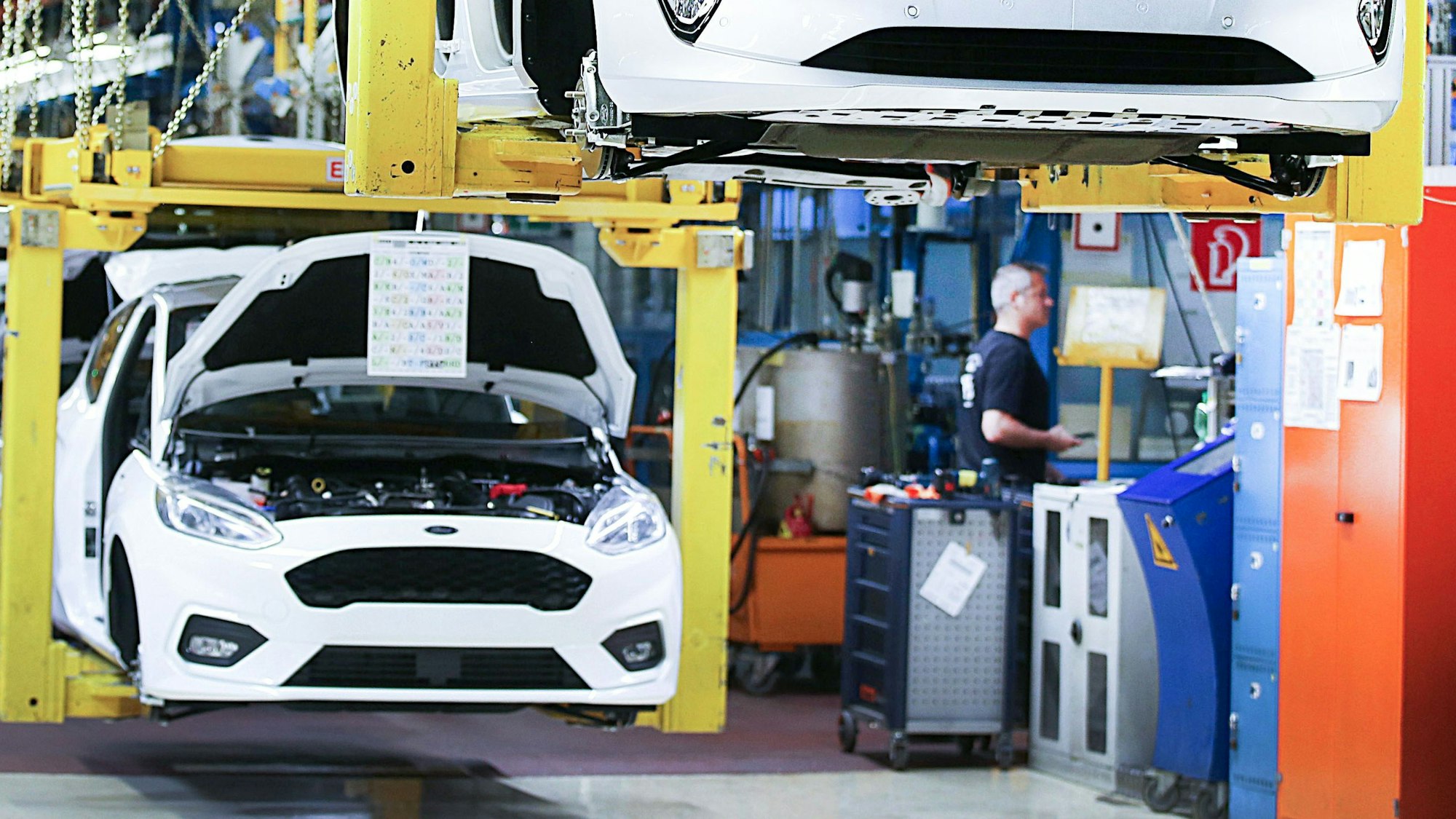 Fahrzeuge vom Typ Ford Fiesta fahren am Fließband durch die Werkhalle. Das Modell wird in diesem Jahr eingestellt.