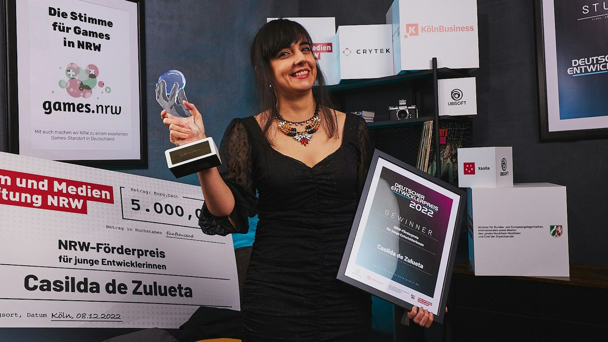 Die technische Künstlerin und Animatorin Casilda de Zulueta hält ihren Preis und ihre Urkunde in den Händen.