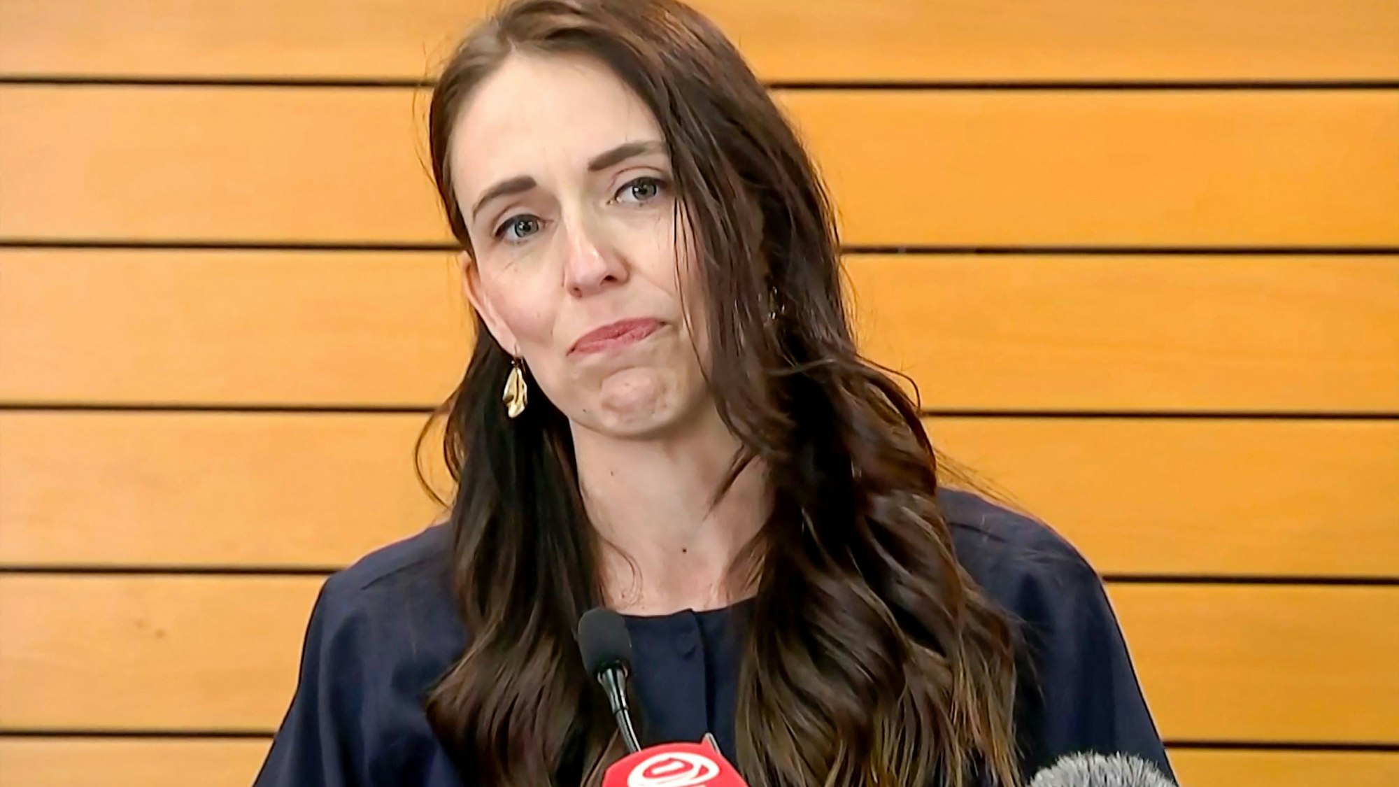 Unter Tränen gibt Jacinda Ardern am 19. Januar ihren Rücktritt als Premierministerin von Neuseeland bekannt.