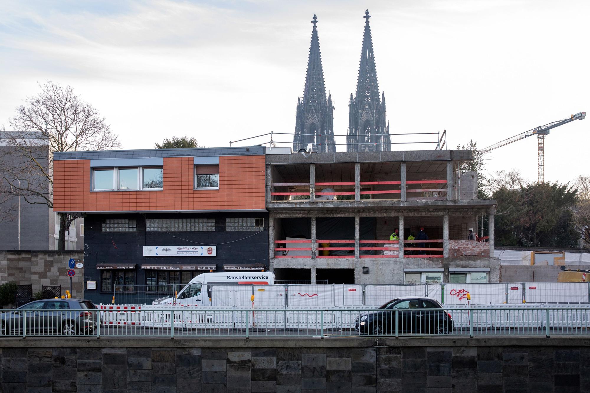 Das Restaurant liegt an der Nord-Süd-Fahrt, das Nachbargebäude wird derzeit teilweise abgebrochen und neu gebaut.