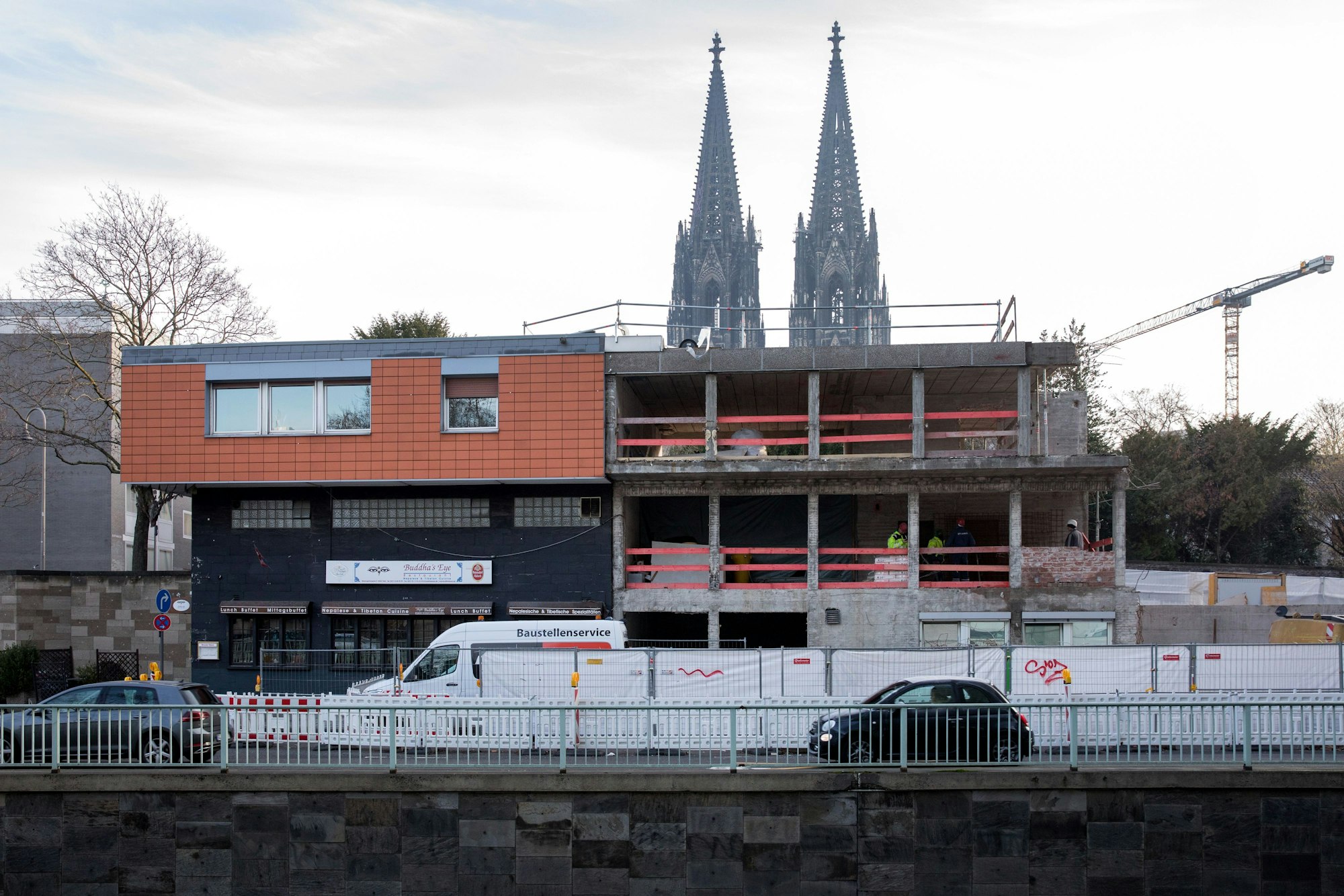 Das Restaurant liegt an der Nord-Süd-Fahrt, das Nachbargebäude wird derzeit teilweise abgebrochen und neu gebaut.