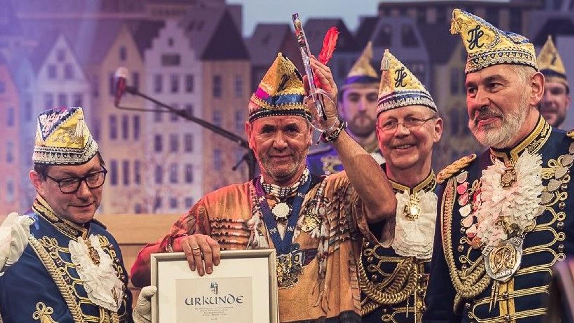 Der Vorstand vom Traditionskorps Treuer Husar ehrt Friedhelm Funkel im Gürzenich