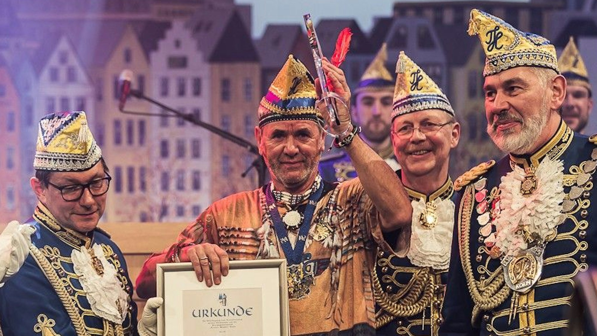 Der Vorstand vom Traditionskorps Treuer Husar ehrt Friedhelm Funkel im Gürzenich