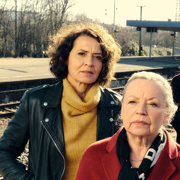 Lena Odenthal (Ulrike Folkerts) und Johanna Stern (Lisa Bitter) mit Nikola Odenthal (Ursula Werner) stehen am Bahnhof von Ludwigshafen.
