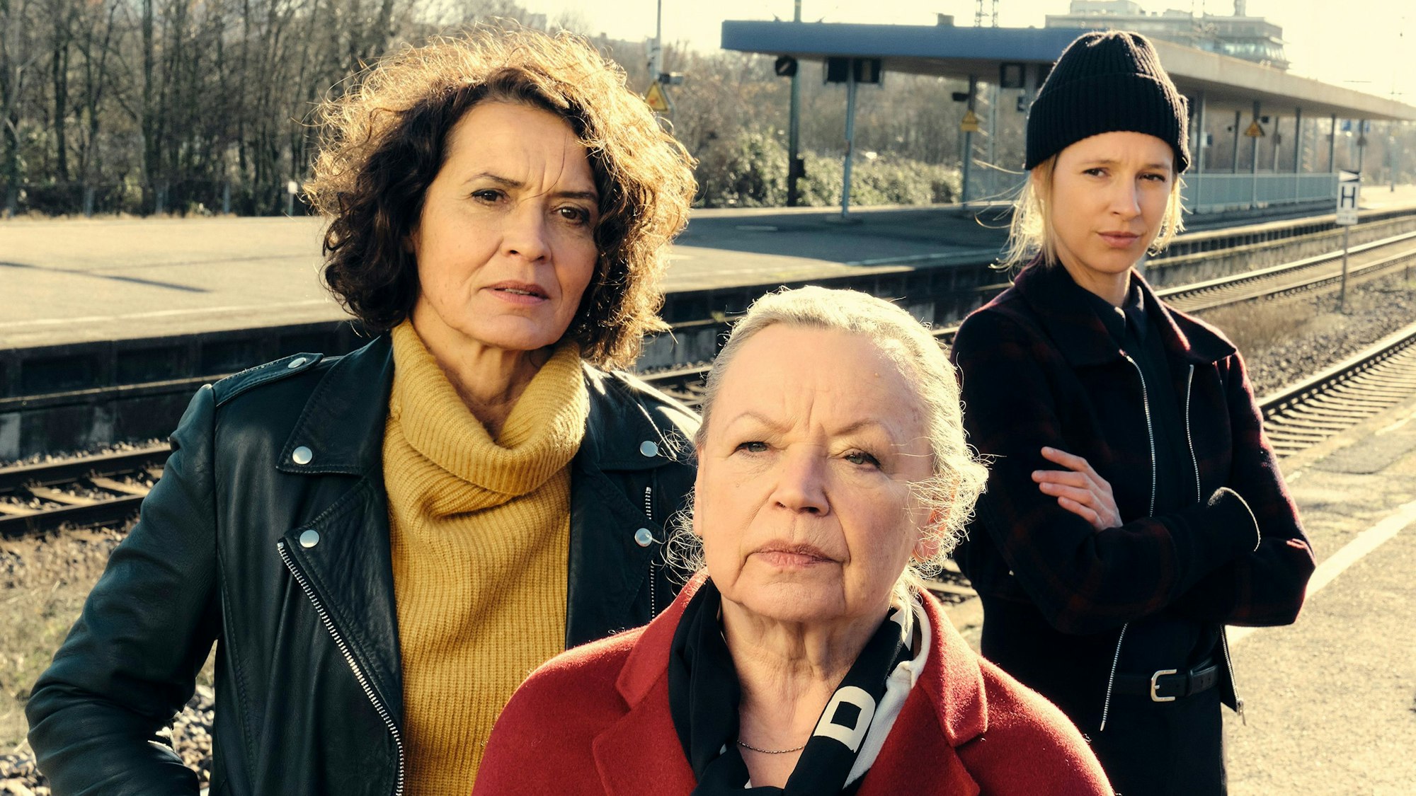 Lena Odenthal (Ulrike Folkerts) und Johanna Stern (Lisa Bitter) mit Nikola Odenthal (Ursula Werner) stehen am Bahnhof von Ludwigshafen.
