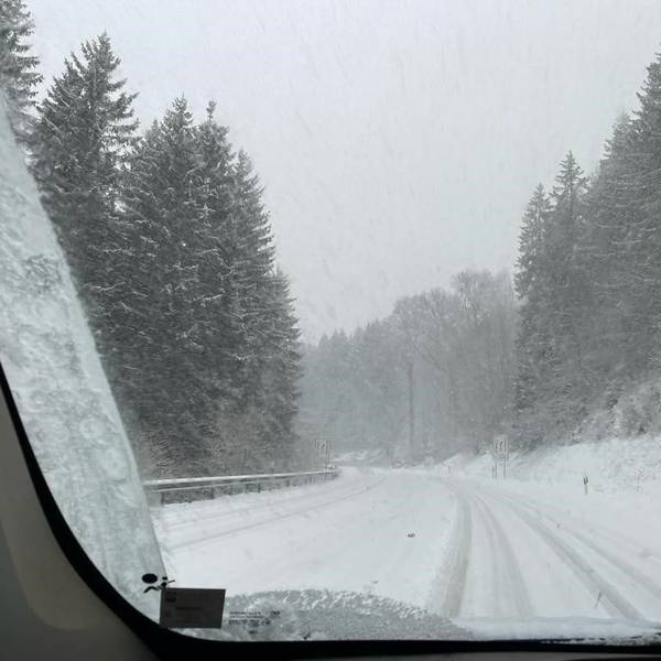 Blick aus einem Autofenster auf zugeschneite Straßen am Weißen Stein in Udenbreth