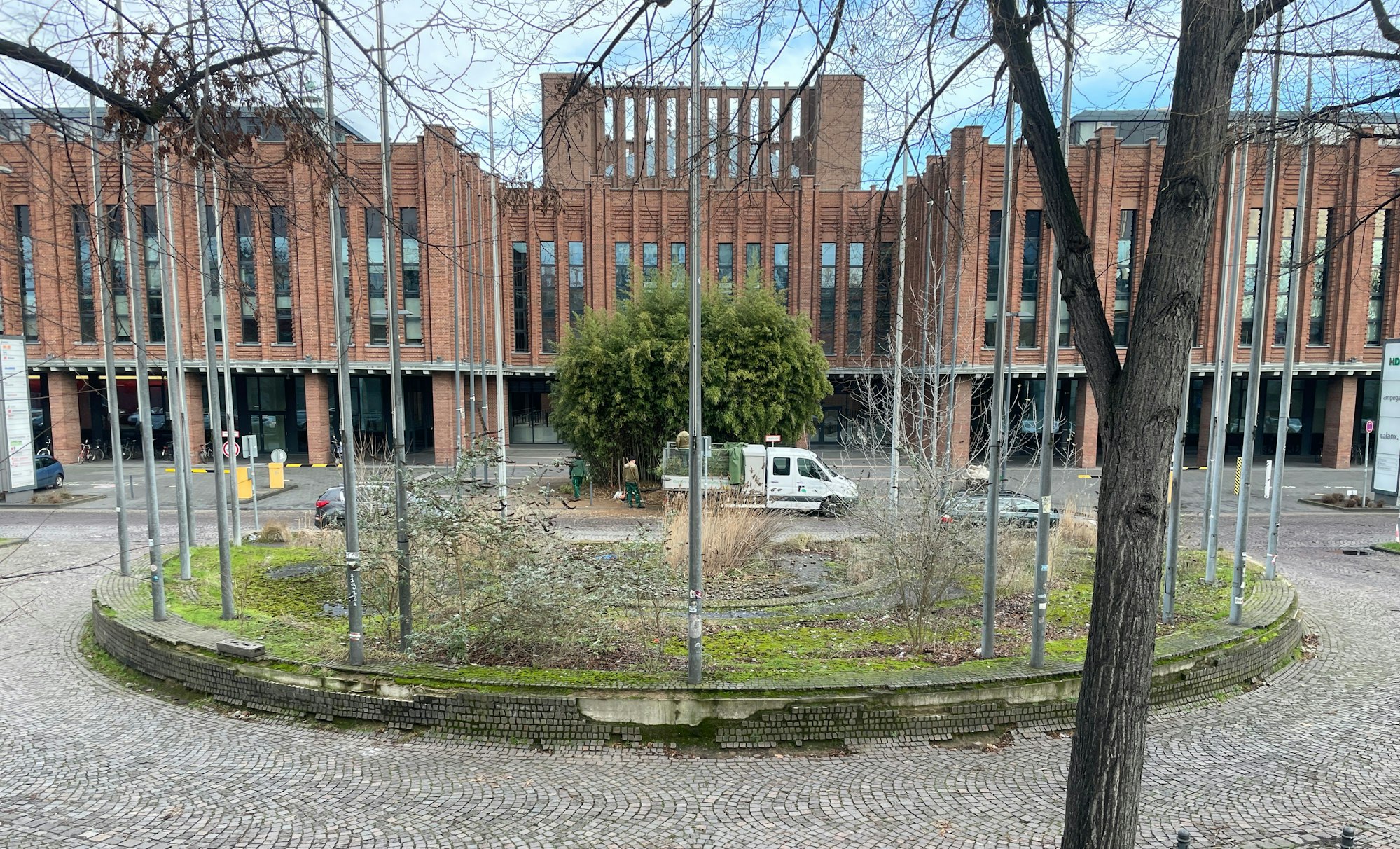 Der Messebrunnen auf dem Kölner Charles-de-Gaulle-Platz soll laut Beschluss der Bezirksvertretung 1 abgerissen werden.