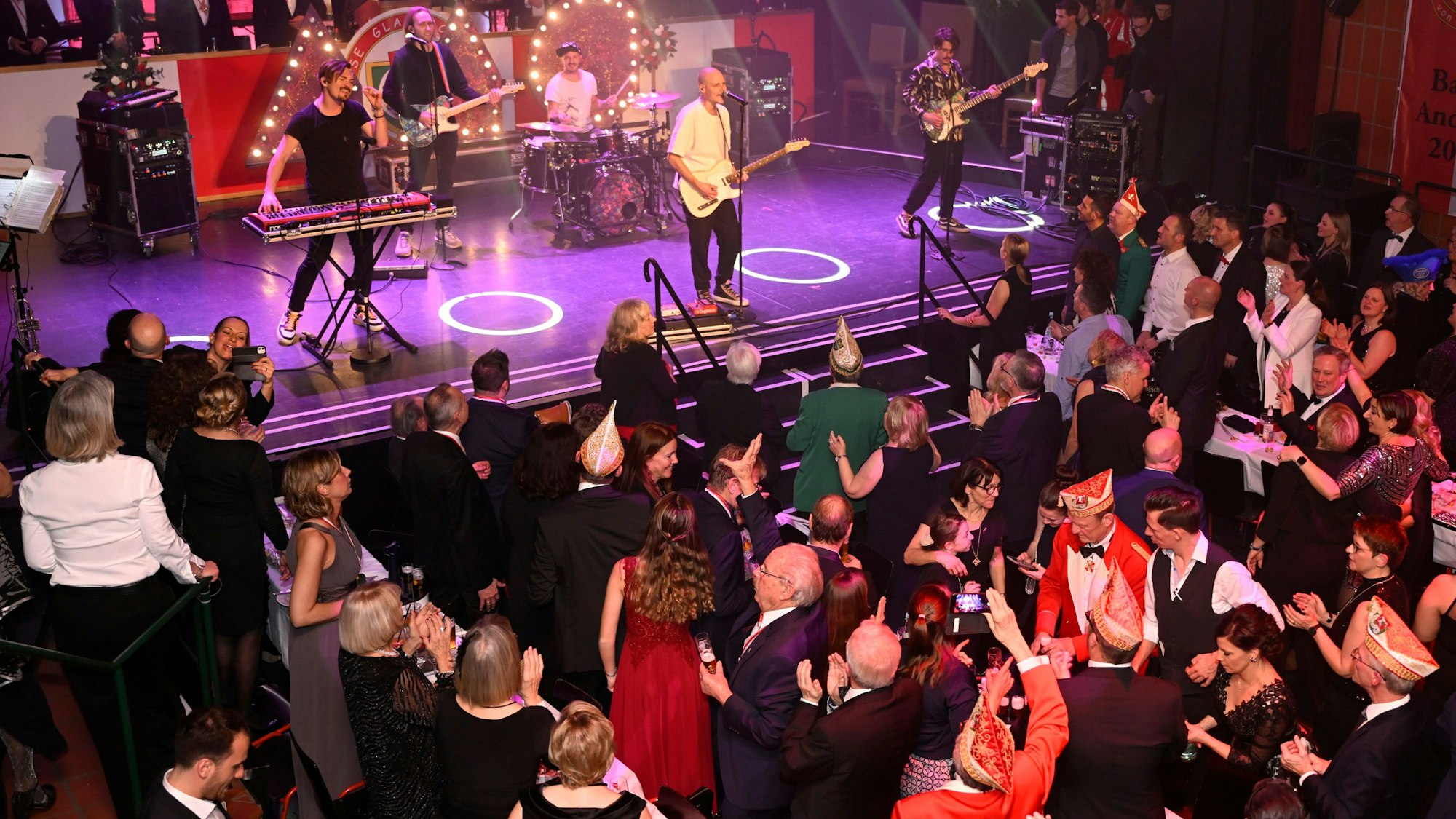 Die Musiker von Cat Ballou treten vor dem Publikum im Bergischen Löwen auf.