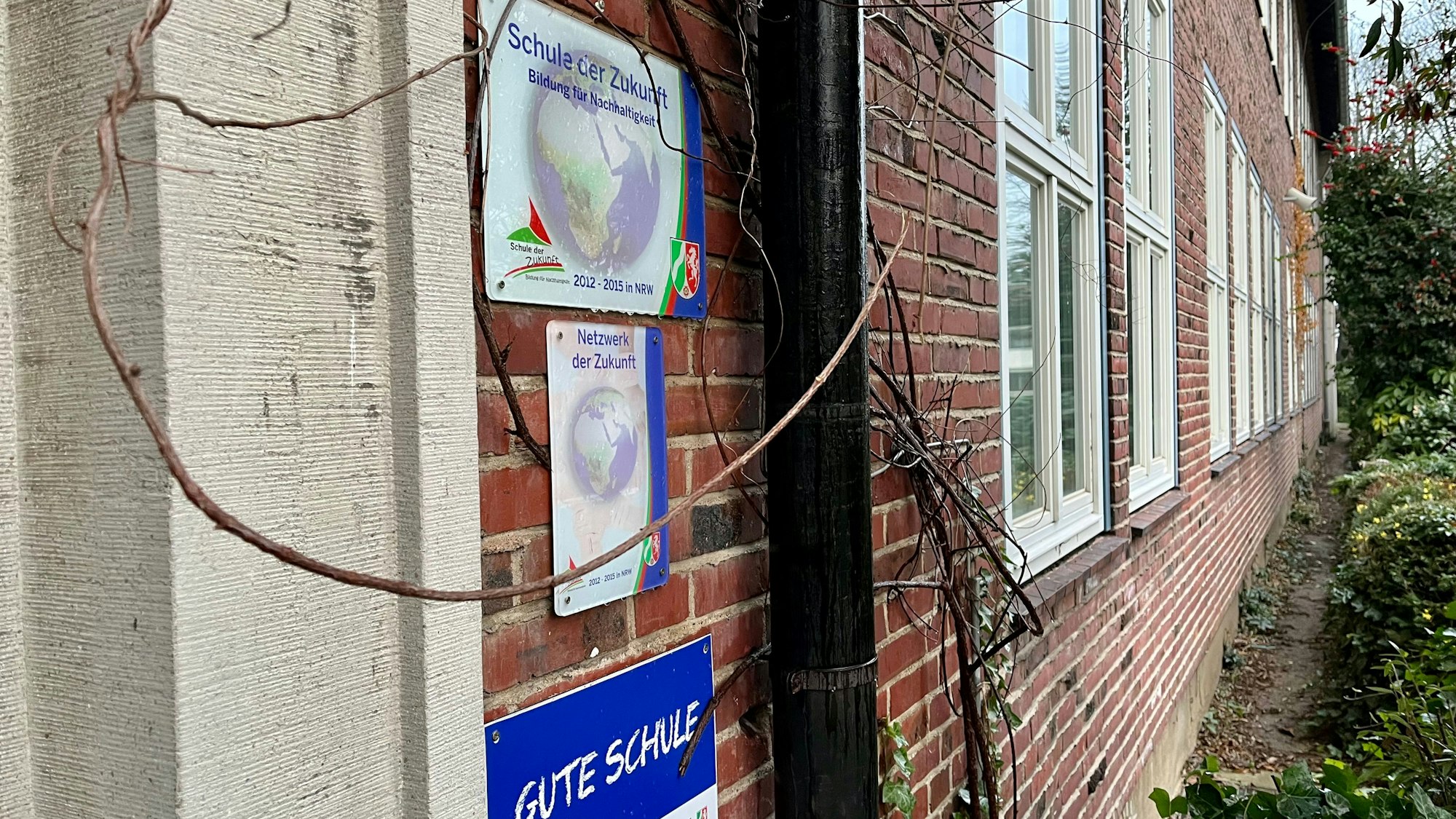 Plaketten an Eingang des Schulgebäudes in der Hans-Schlehan-Straße.