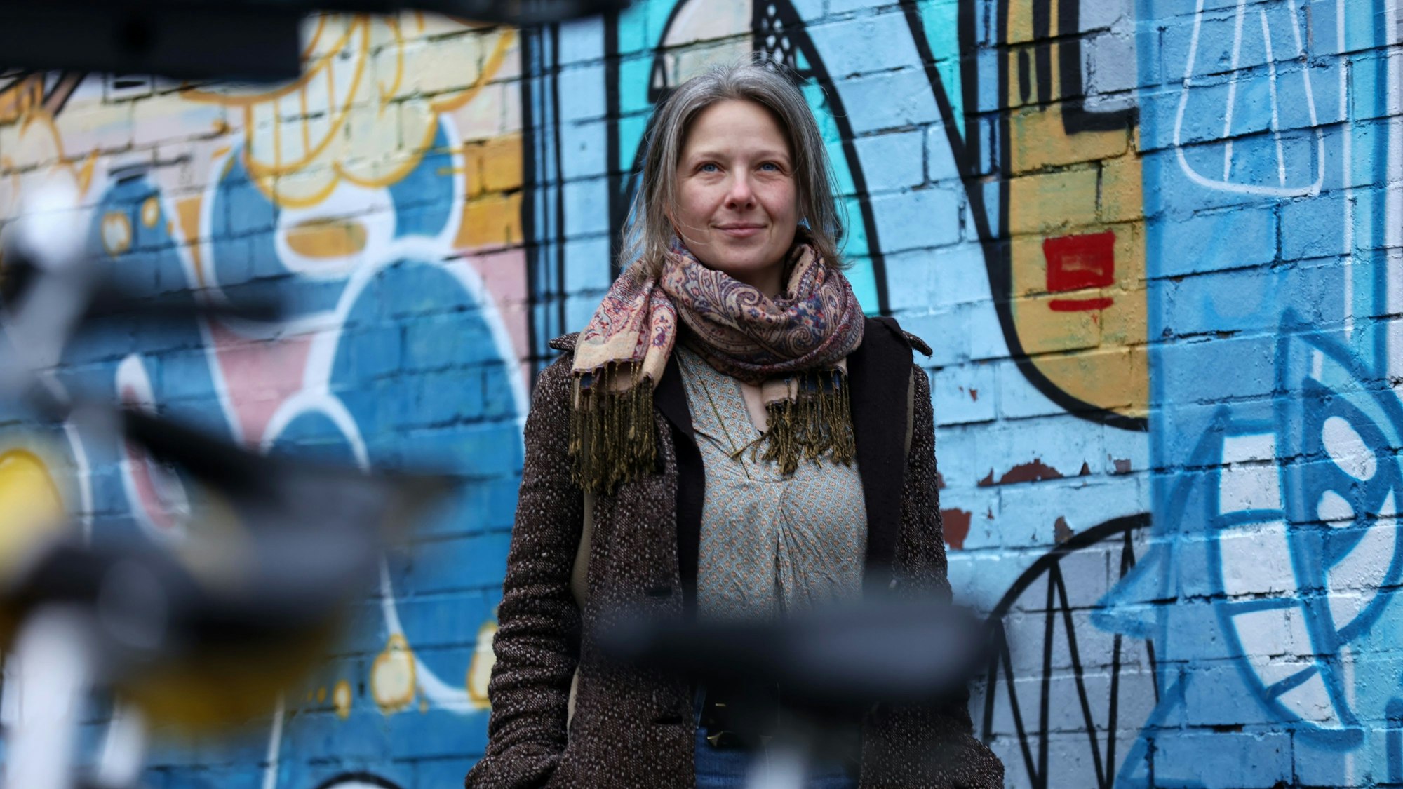 Die Aktivistin Caroline Schmidt von der „Letzten Generation“ schaut in die Kamera.