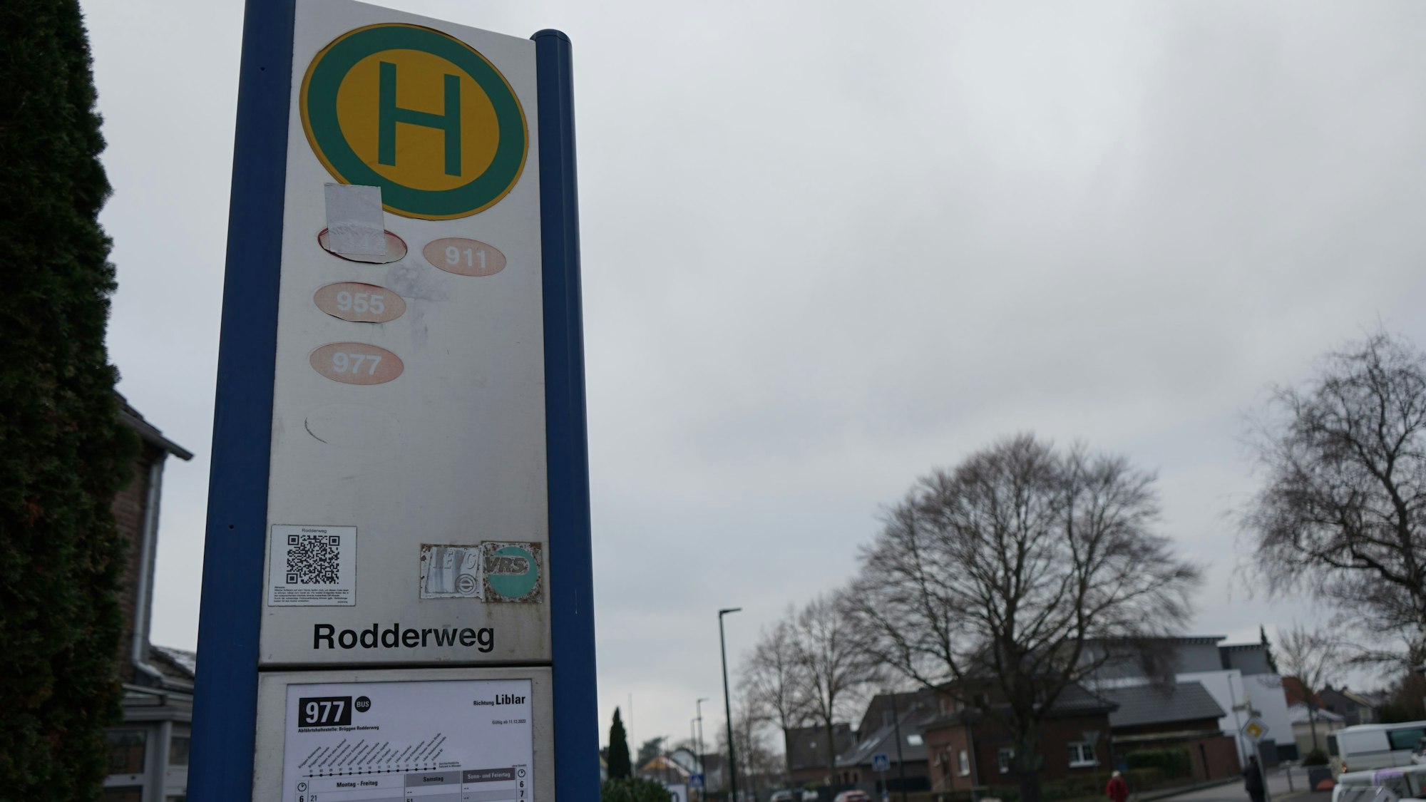 Das Foto zeigt die Bushaltestelle Rodderweg in Kerpen. Der On-Demand-Verkehr soll vor allem den ÖPNV in Orten wie Brüggen unterstützen. Dort fahren die Busse nur im Stundentakt.