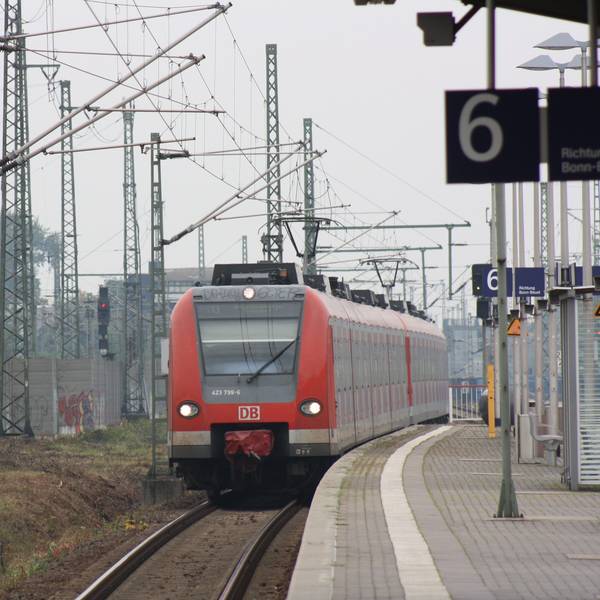 Eine roter Zug der S-Bahn-Linie 13 steht an einem Bahnsteig.