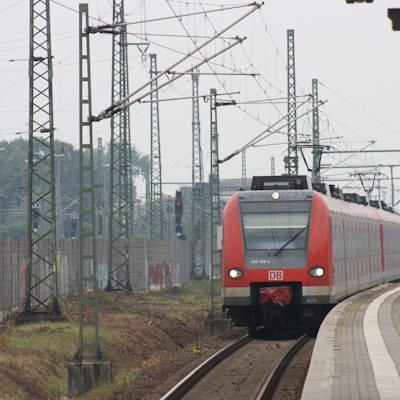 Eine S-Bahn fährt in den Troisdorfer Bahnhof ein.