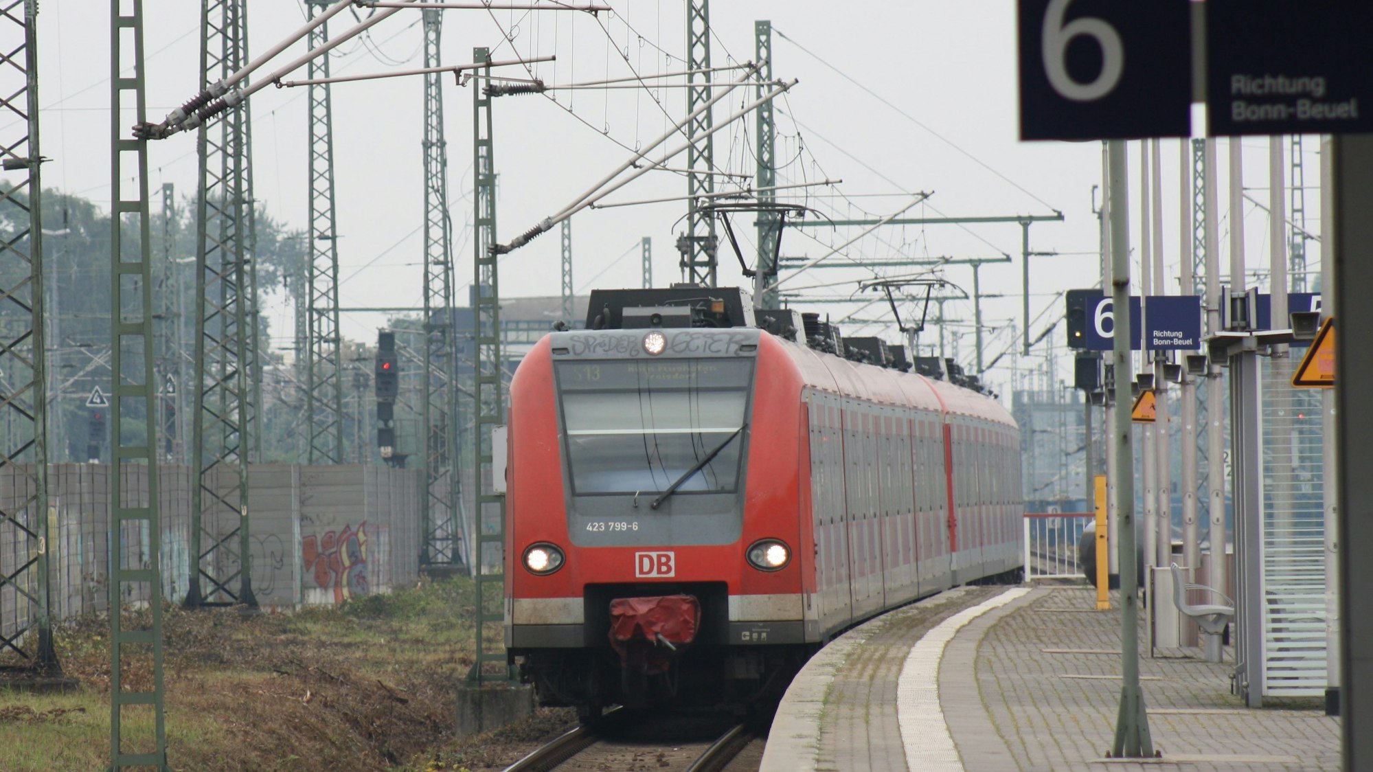 Eine S-Bahn fährt in den Troisdorfer Bahnhof ein.
