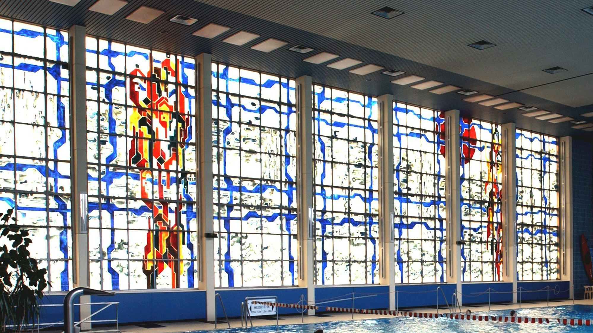 Das Viktoriabad in Bonn mit Schwimmern