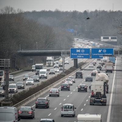 Autobahn 3 von der B8-Brücke fotografiert.Seitenstreifenfreigabe Foto: Ralf Krieger