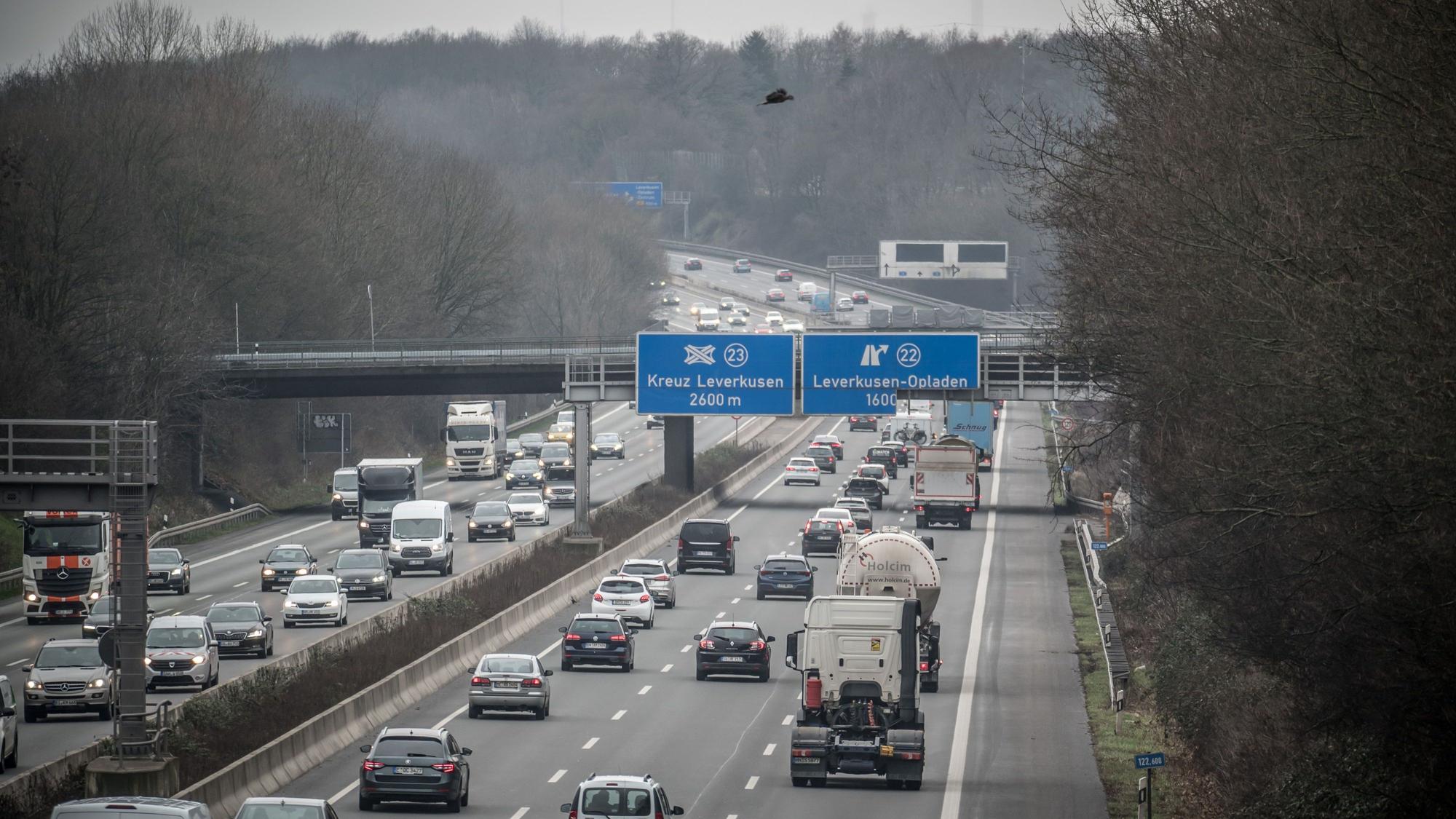 Autobahn 3 von der B8-Brücke fotografiert.Seitenstreifenfreigabe Foto: Ralf Krieger