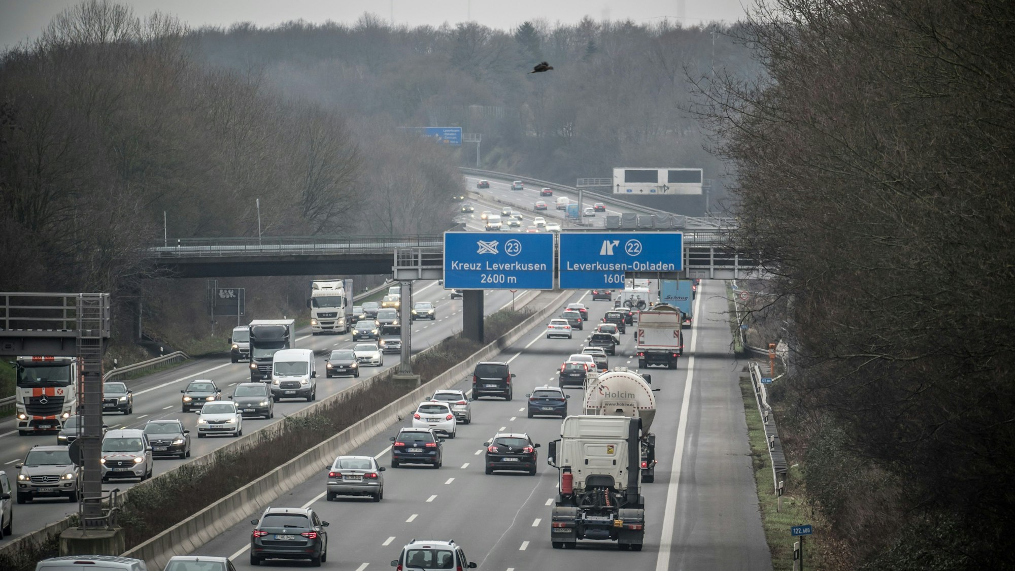 Autobahn 3 von der B8-Brücke fotografiert.Seitenstreifenfreigabe Foto: Ralf Krieger