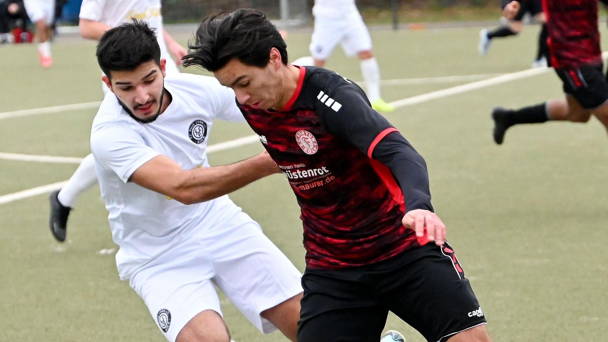 Zwei Fußballspieler bestreiten einen Zweikampf.
