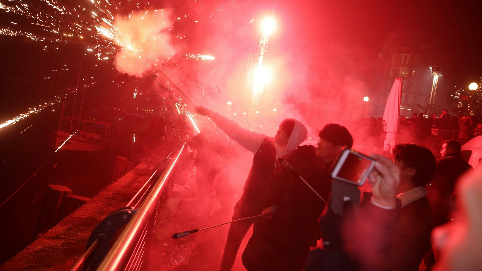In der Nacht zum 1. Januar 2023 feuern junge Männer in Düsseldorf Silvesterraketen ab. Ein Teilnehmer der Feierlichkeiten nimmt die Szene mit seinem Smartphone auf. In n Berlin und anderen deutschen Städten wurden Polizei- und Rettungskräfte mit Pyrotechnik angegriffen.