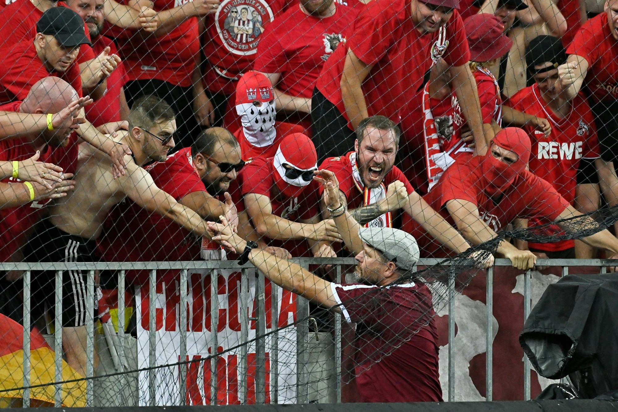 Volksnah: Steffen Baumgart, Trainer des 1. FC Köln feiert mit den mitgereisten Fans in Székesfehérvár die Qualifikation für den Gruppenphase der Europa League. Der Bundesligist setzte sich beim FC Fehérvár durch.