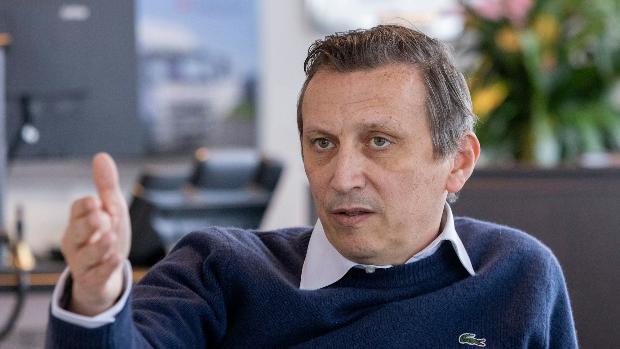 Rewe-Chef Lionel Souque schaut während eines Interviews nachdenklich.