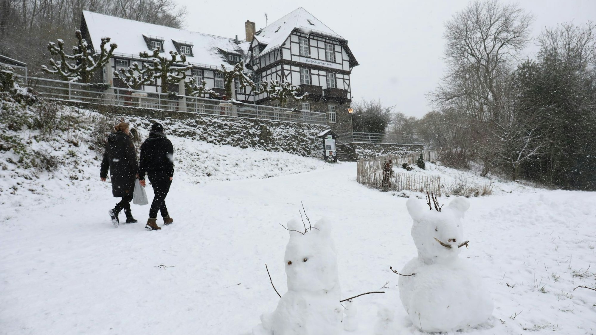 Zwei Schneemänner am Löwenburger Hof im Siebengebirge.