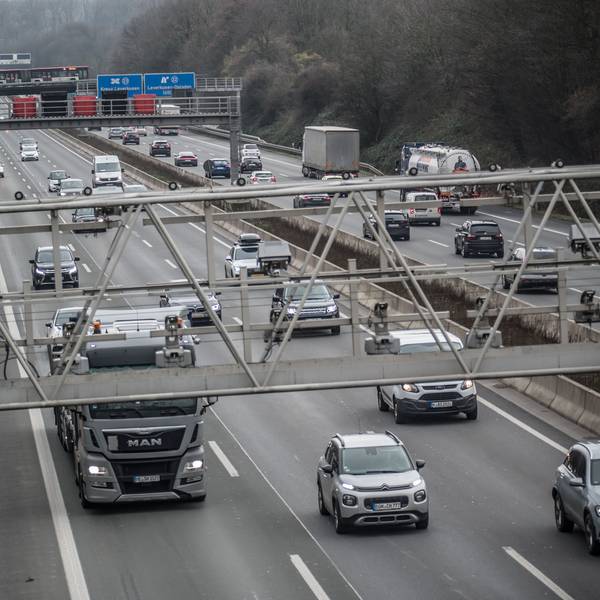 Die Autobahn 3 mit Schilderbrücken Seitenstreifen. Foto: Ralf Krieger