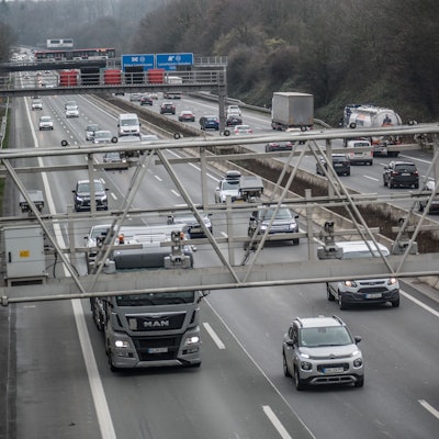 Die Autobahn 3 mit Schilderbrücken Seitenstreifen. Foto: Ralf Krieger