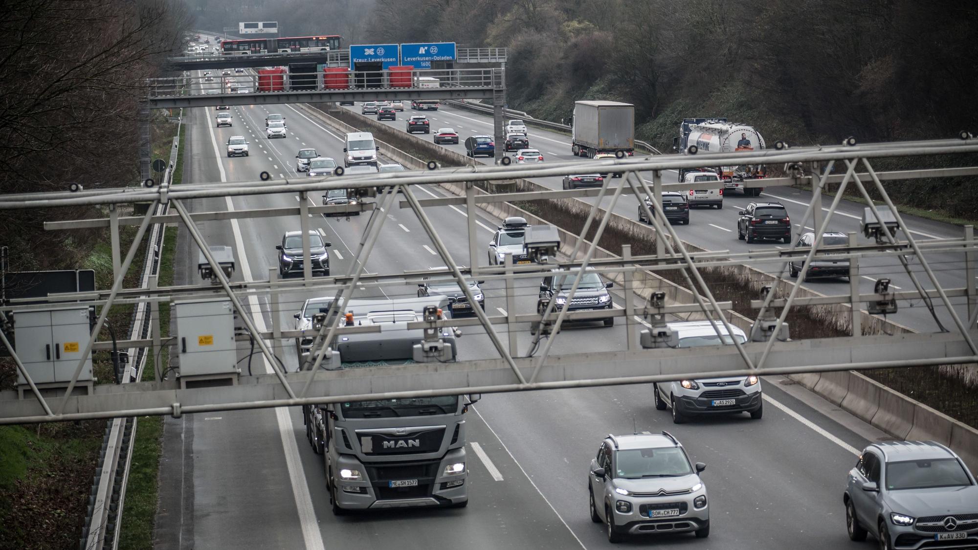 Autobahn 3 von der B8-Brücke fotografiert, mit Seitenstreifen. Foto: Ralf Krieger