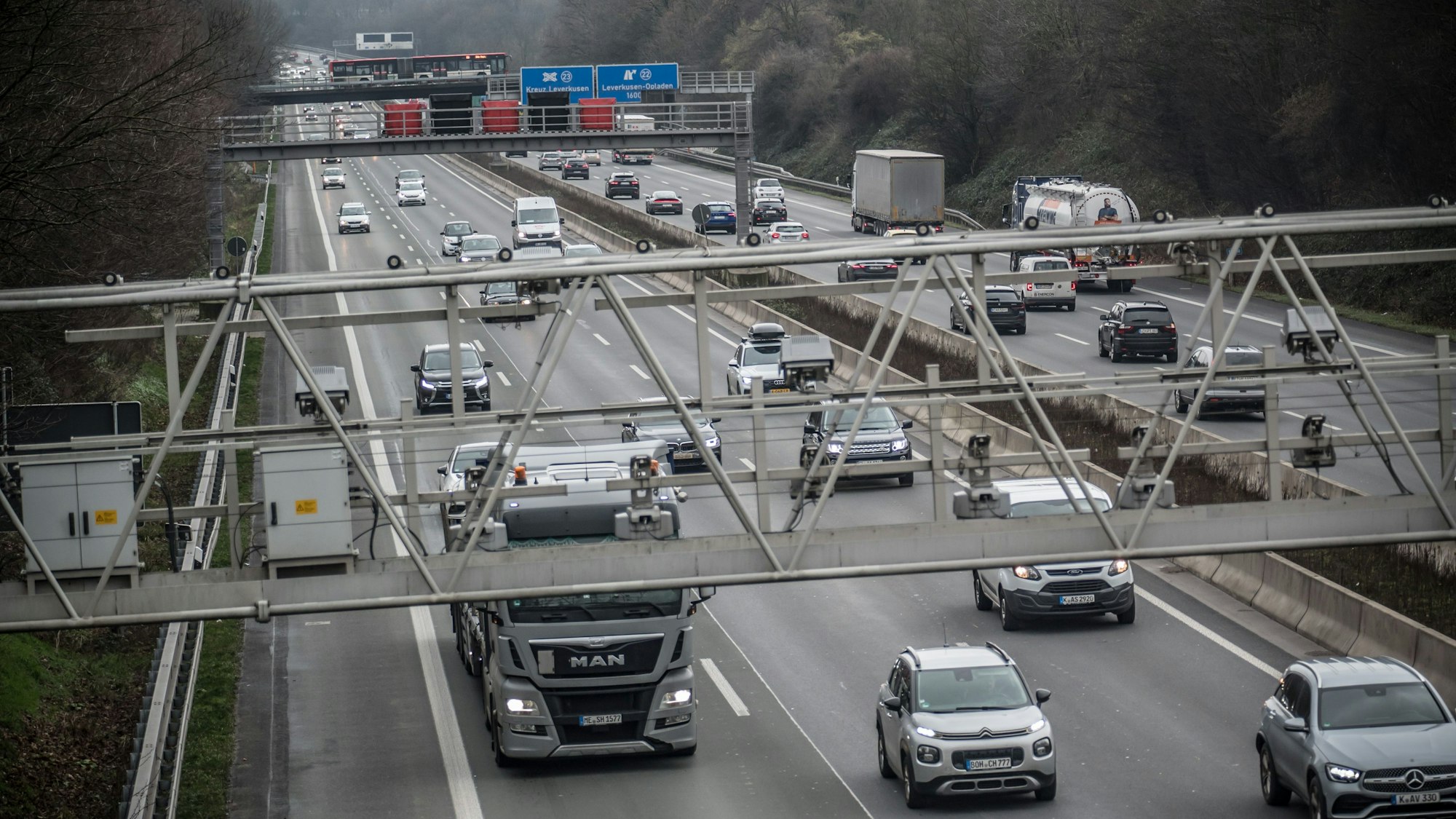 Autobahn 3 von der B8-Brücke fotografiert, mit Seitenstreifen. Foto: Ralf Krieger