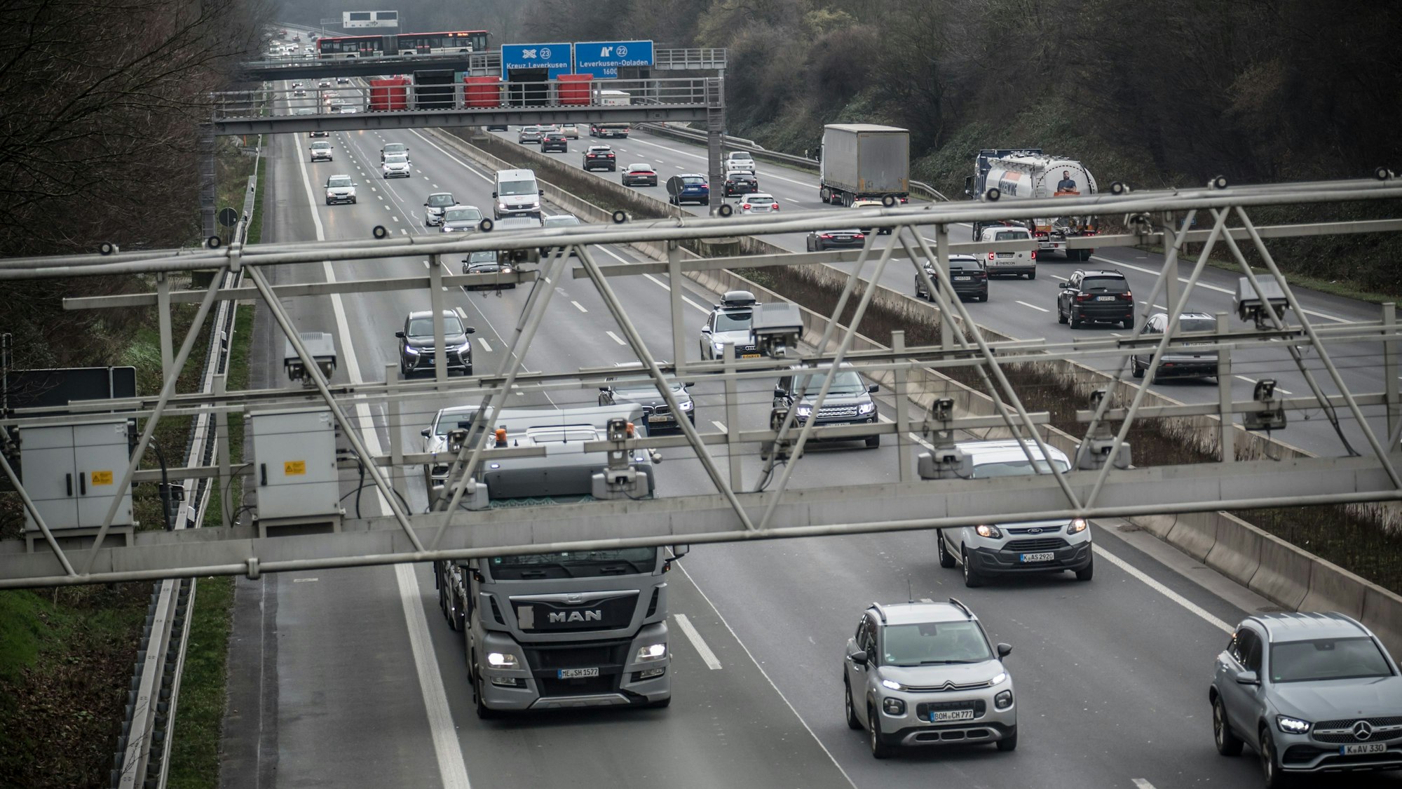 Die Autobahn 3 mit Schilderbrücken Seitenstreifen. Foto: Ralf Krieger