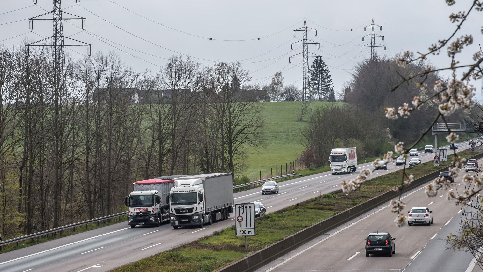 Der Rastplatz auf Leverkusener Seite soll auf diesem Feld links gebaut werden,dahinter: dei Häuser Fester Weg