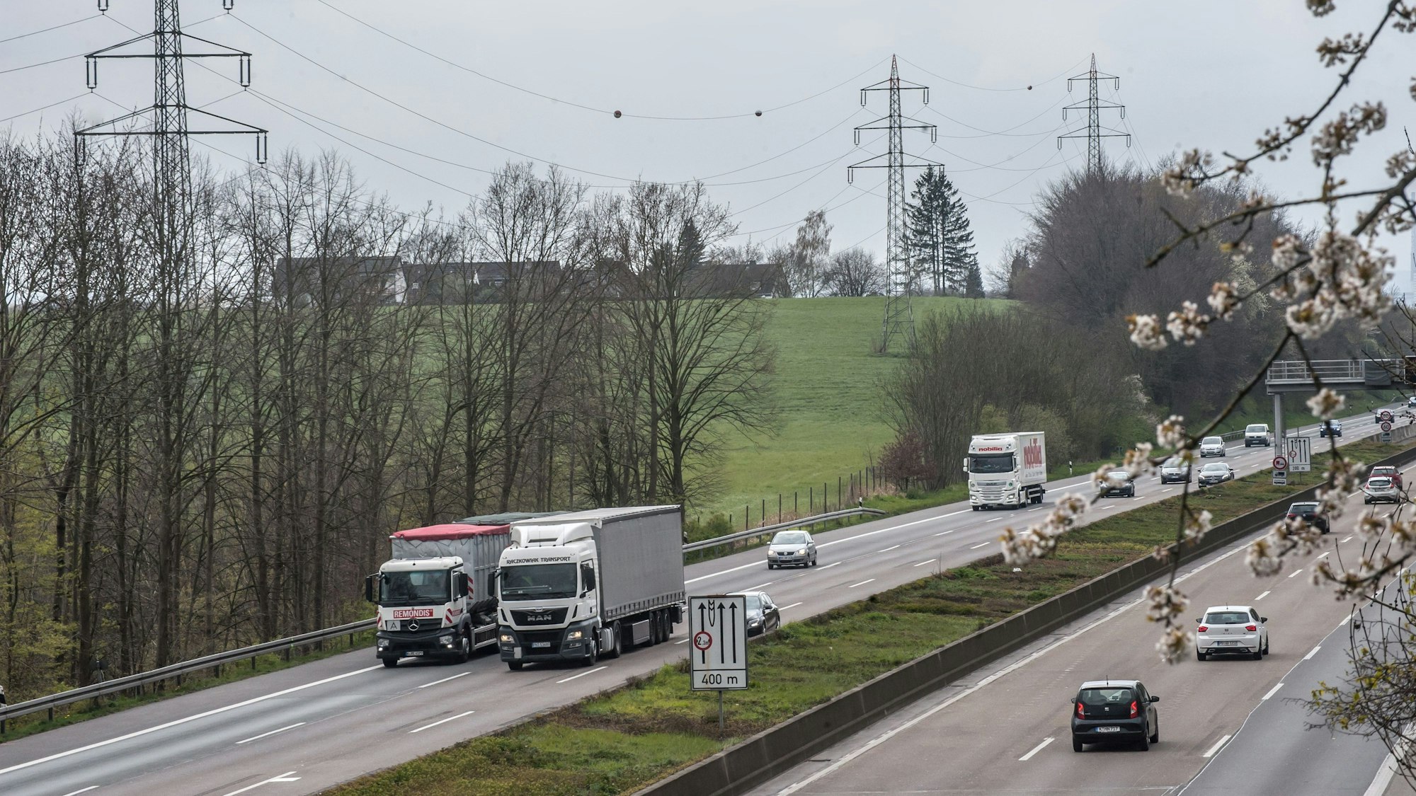 Der Rastplatz auf Leverkusener Seite soll auf diesem Feld links gebaut werden,dahinter: dei Häuser Fester Weg