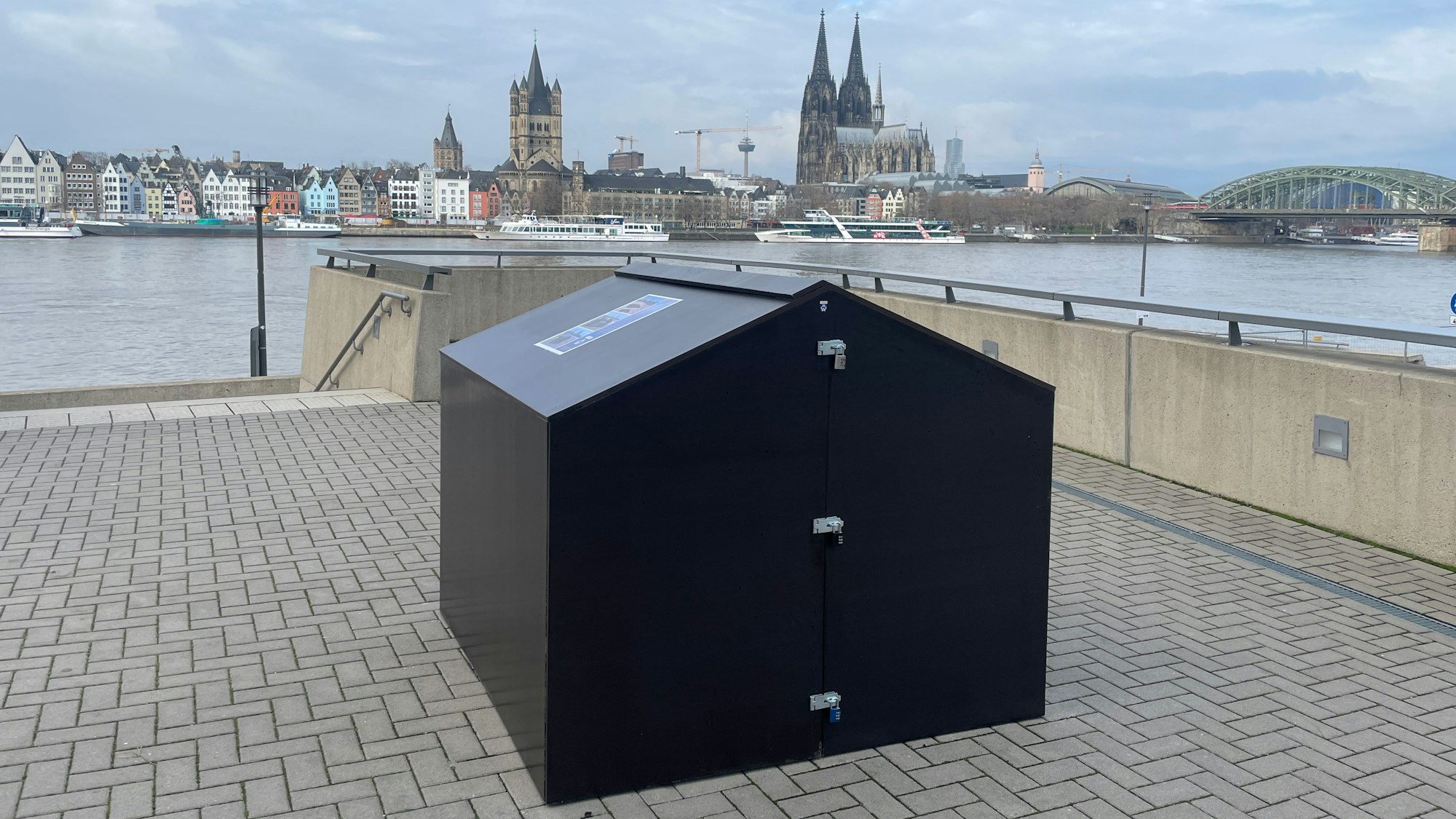 Das Bronzemodell des Deutzer Kastell Divitia ist in einem schwarzen Gehäuse verschlossen. Aus Protest gegen nicht eingehaltene Zusagen durch die Stadtverwaltung hat der Förderverein Historischer Park Deutz das Modell eingehaust.