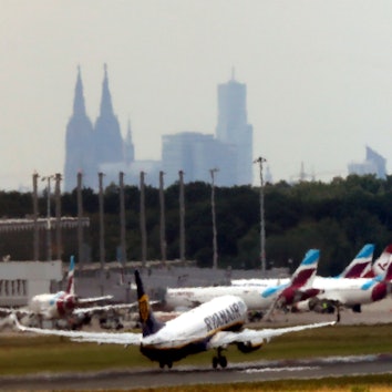 02.07.2021, Köln: Ein Flieger von Ryanair beim Abflug am Köln/Bonner Flughafen. In NRW haben die Sommerferein angefangen.Köln/Bonner Flughafen. Foto: Arton Krasniqi