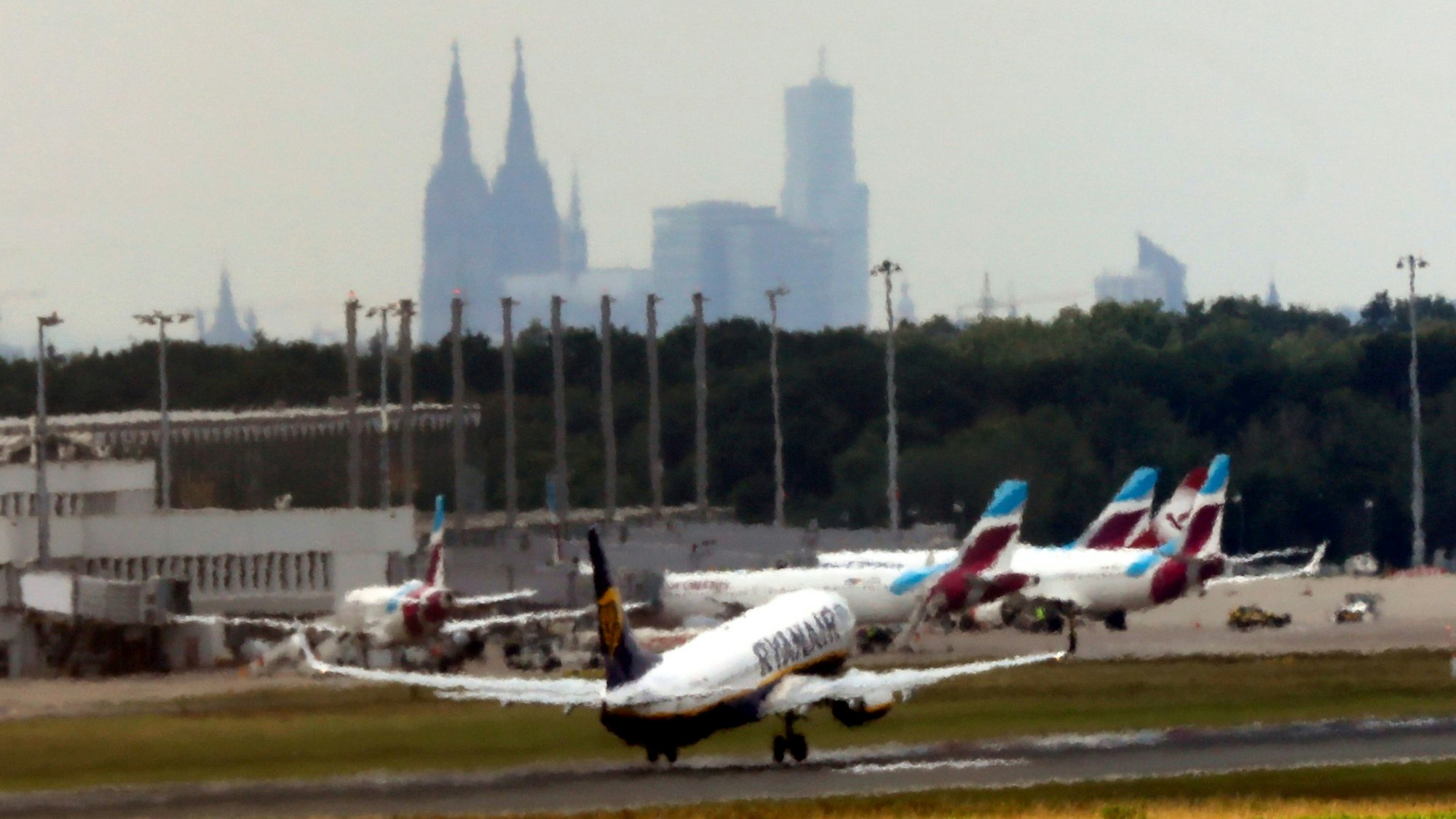 02.07.2021, Köln: Ein Flieger von Ryanair beim Abflug am Köln/Bonner Flughafen. In NRW haben die Sommerferein angefangen.Köln/Bonner Flughafen. Foto: Arton Krasniqi