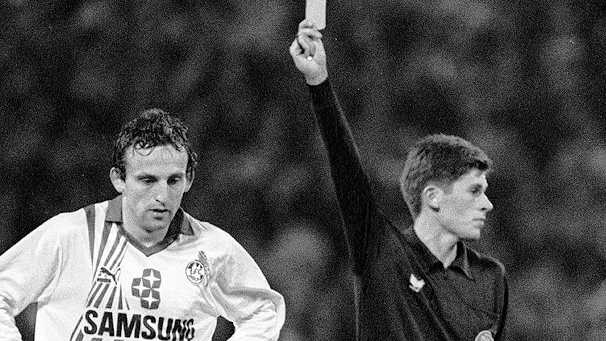 Dass Bild zeigt des damaligen Spieles Frank Ordenewitz vom 1. FC Köln, als er von Schiedsrichter Markus Merk eine Gelbe Karte bekommt.