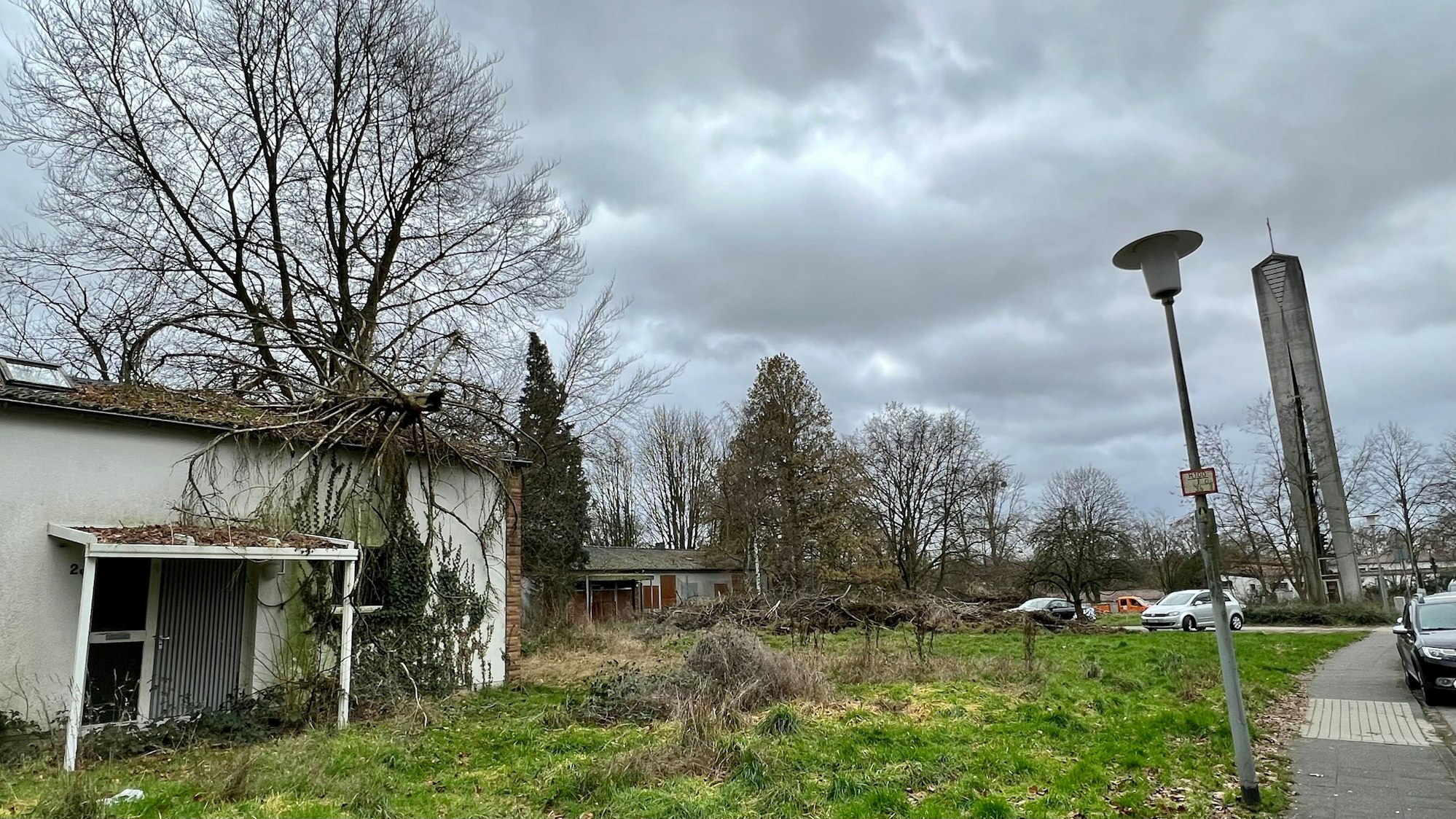 Das heruntergekommene frühere evangelische Gemeindezentrum in Alkenrath steht zum Abriss bereit.