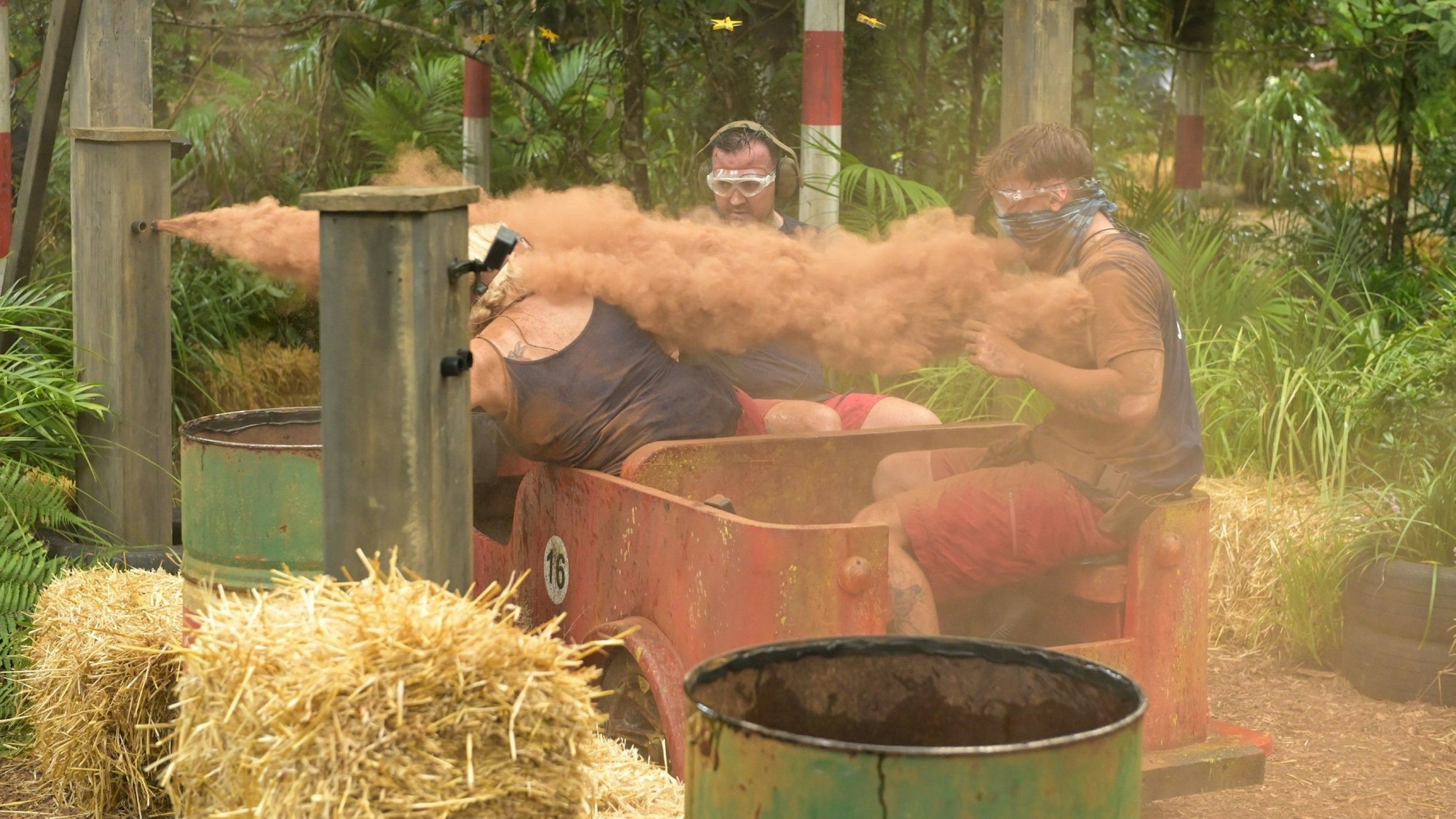 Tag acht im Dschungelcamp 2023: Das Trio Claudia Effenberg, Cosimo Citiolo und Gigi Birofio bemi legendären „Großen Preis von Murwillumbah“.