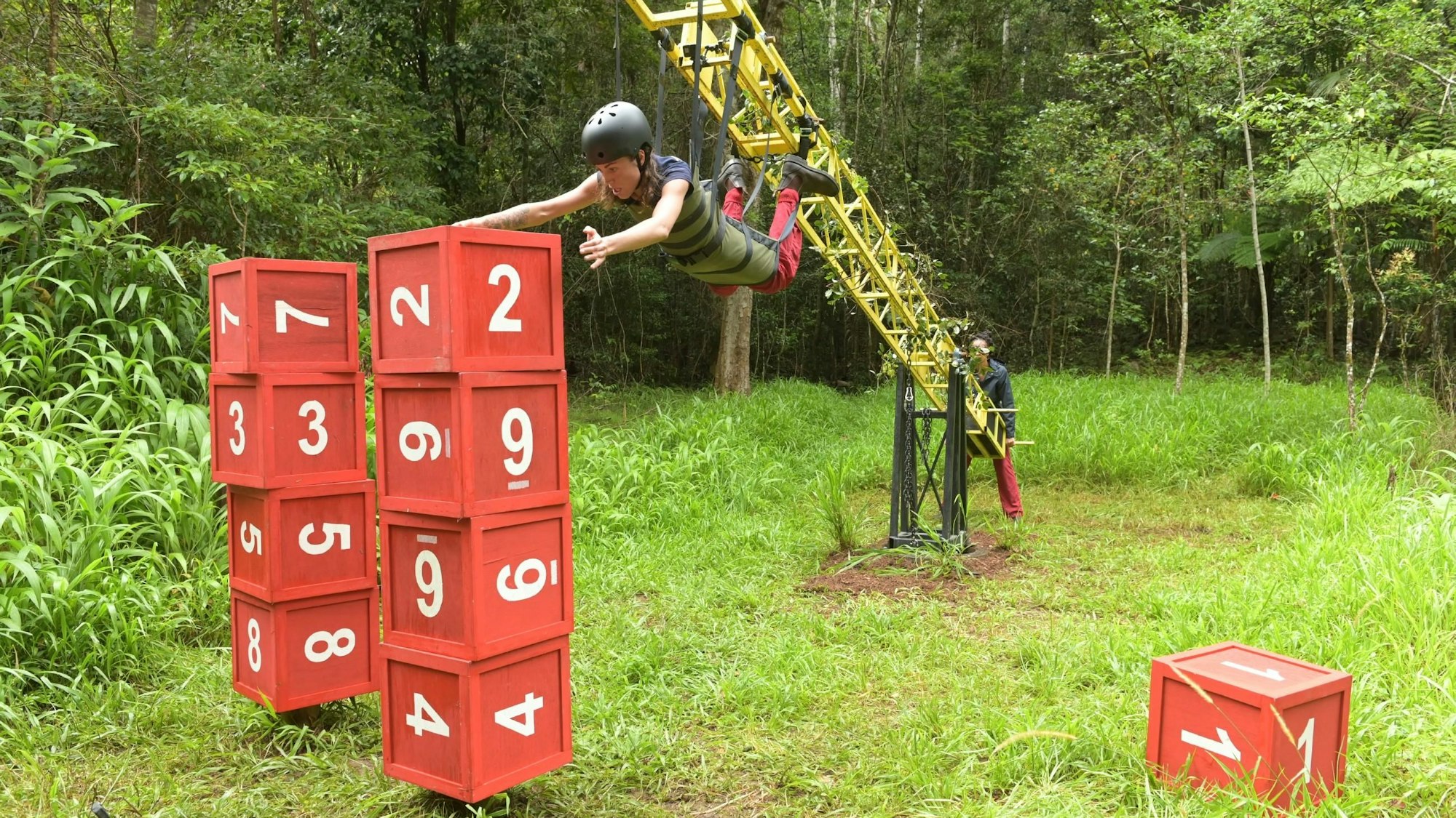Während Tessa in einer Halterung am Kran hängt, steht Cecilia hinten und ist für die Steuerung zuständig.