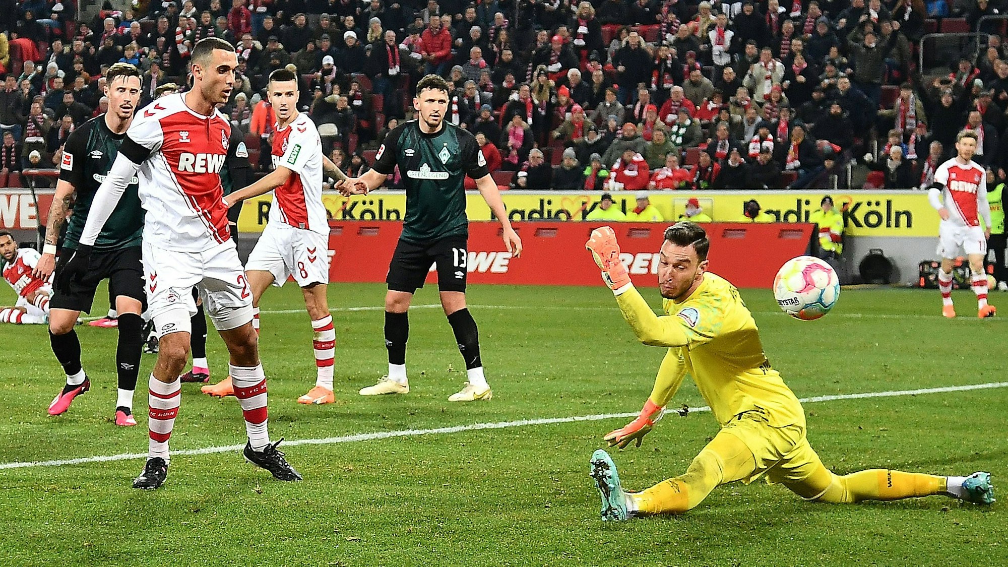 Skhiri bleibt ruhig vor dem Tor und trifft zum 4:0